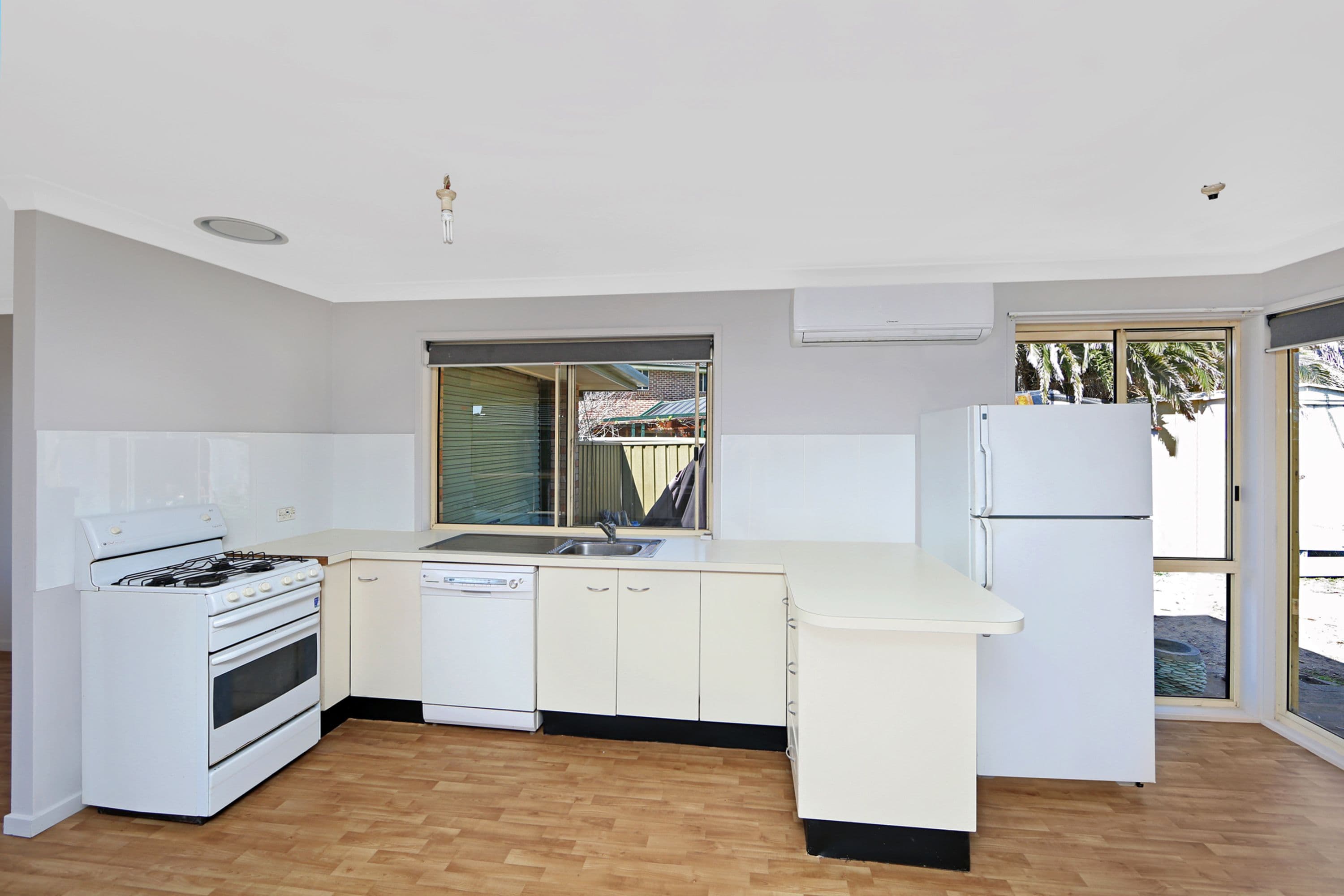 2 Woodside Court, Lake Haven - Thumbnail 3