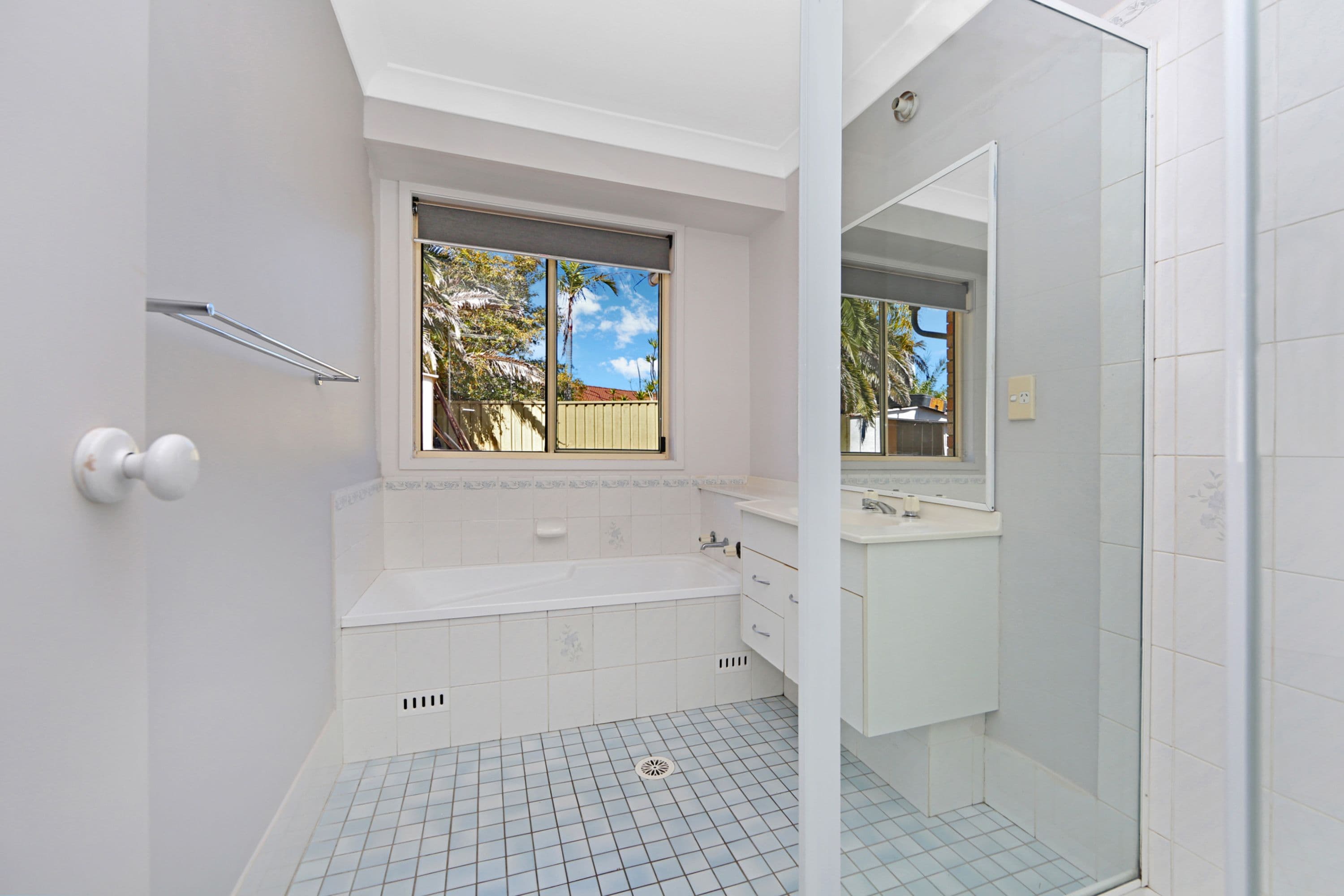 2 Woodside Court, Lake Haven - Thumbnail 6