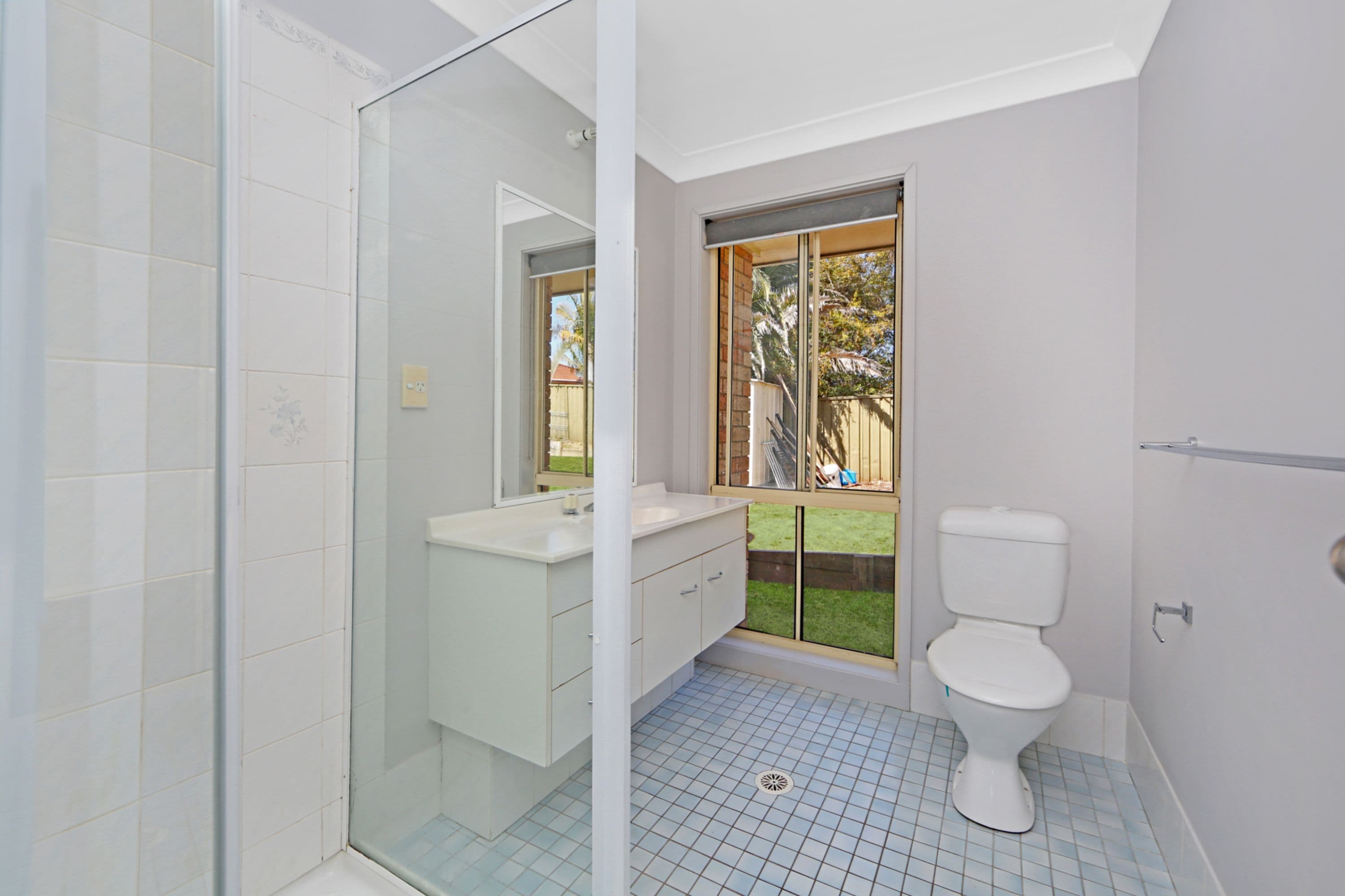 2 Woodside Court, Lake Haven - Thumbnail 8