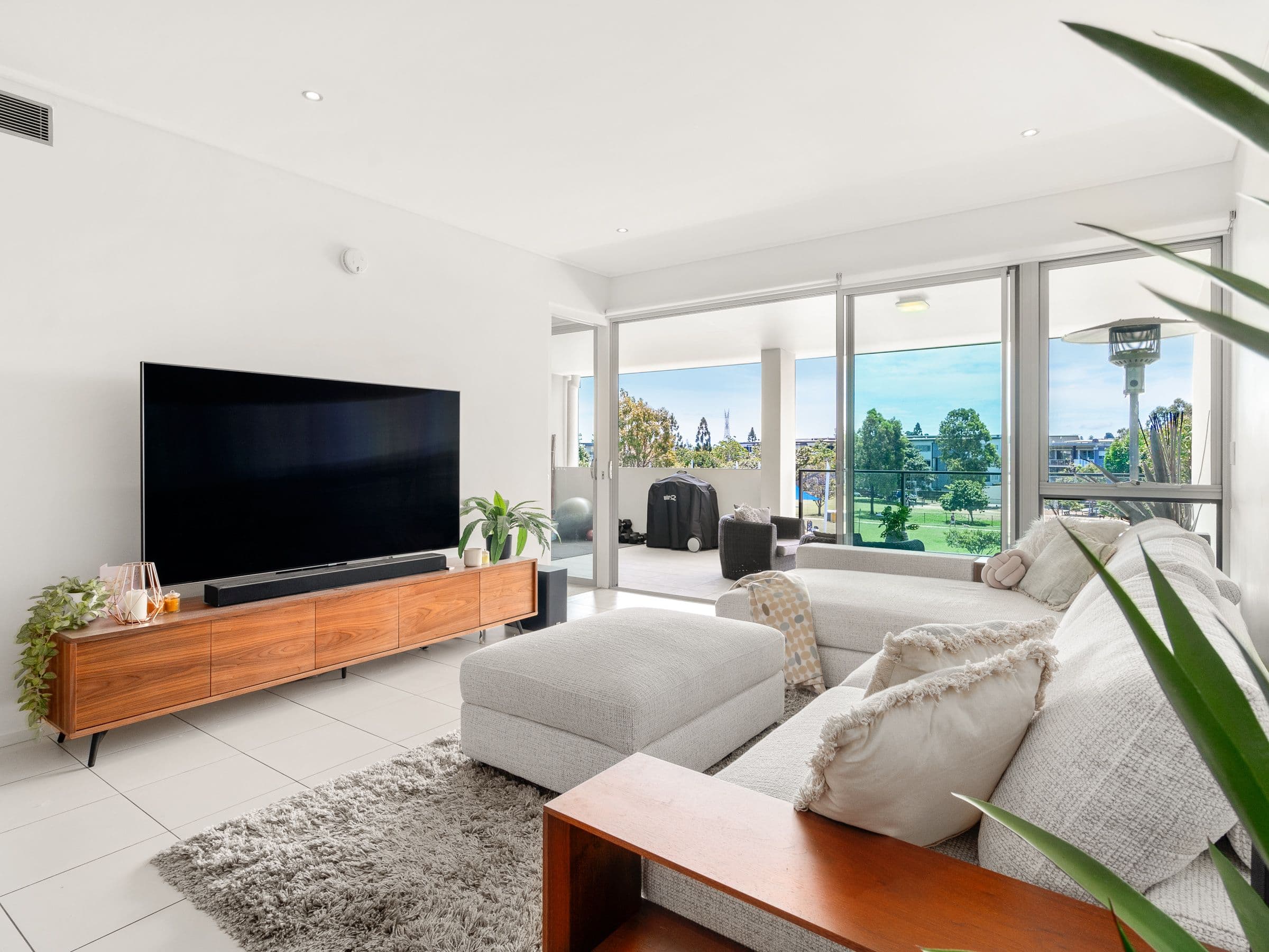 16 Waterline Crescent, Bulimba QLD 4171, Bulimba - Thumbnail 2