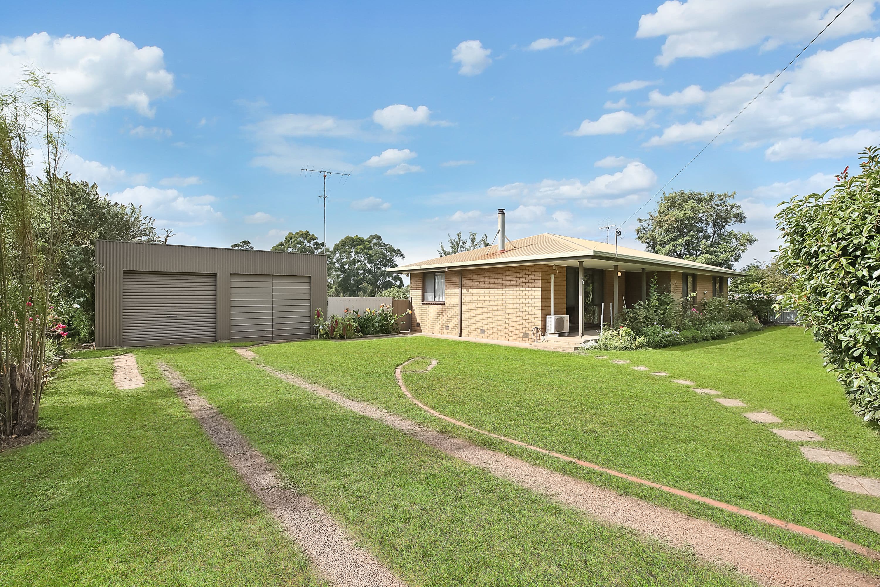 56 Grayland Street, Cobden VIC 3266, Cobden - Thumbnail 2