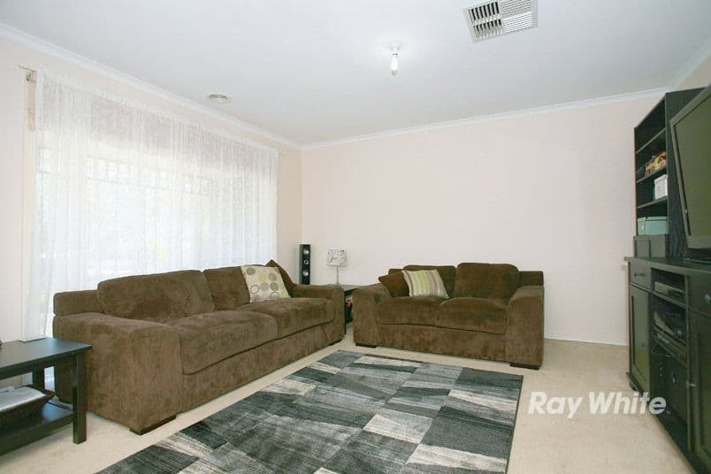 18 Gwenton Avenue, CRANBOURNE EAST VIC 3977, Cranbourne East - Thumbnail 2