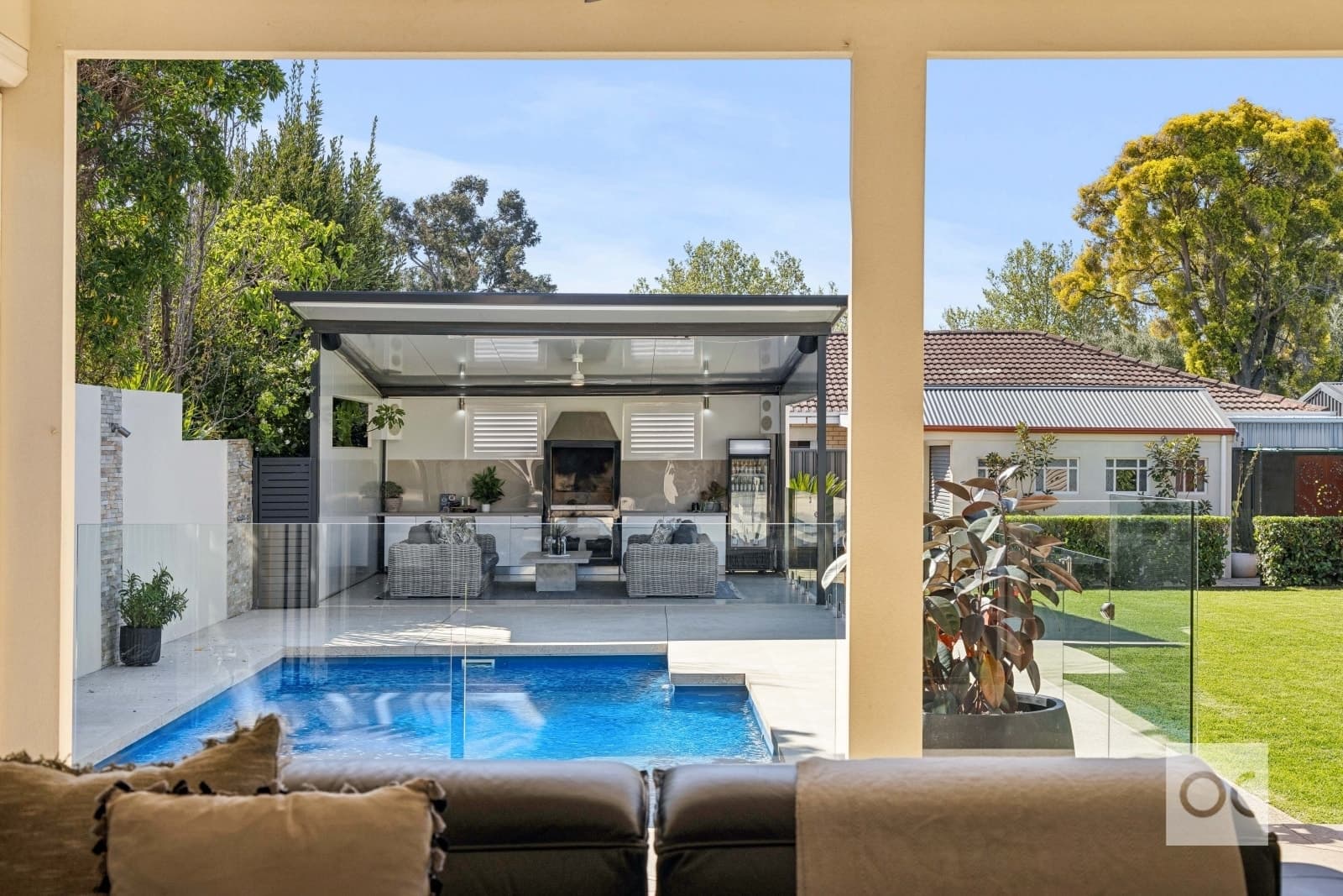 35 Elmo Avenue, Westbourne Park - Thumbnail 2