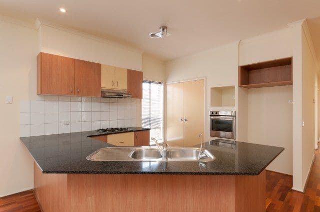 13 Creighton Way, CRAIGIEBURN VIC 3064, Craigieburn - Thumbnail 2