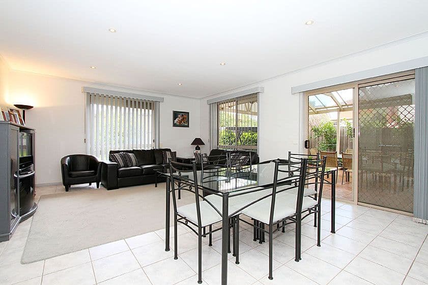 16 Gilroy Crescent, MILL PARK VIC 3082, Mill Park - Thumbnail 3