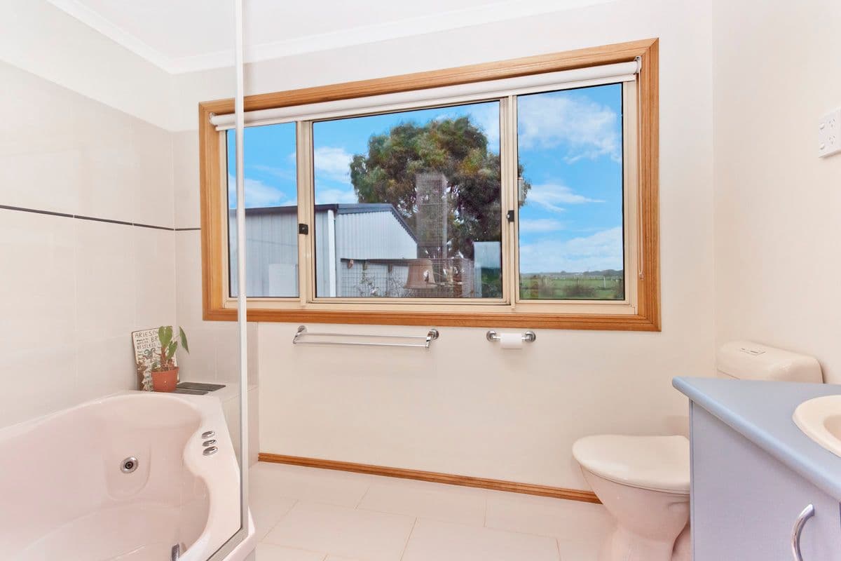 69 Cruise Street, Koroit VIC 3282, Koroit - Thumbnail 8