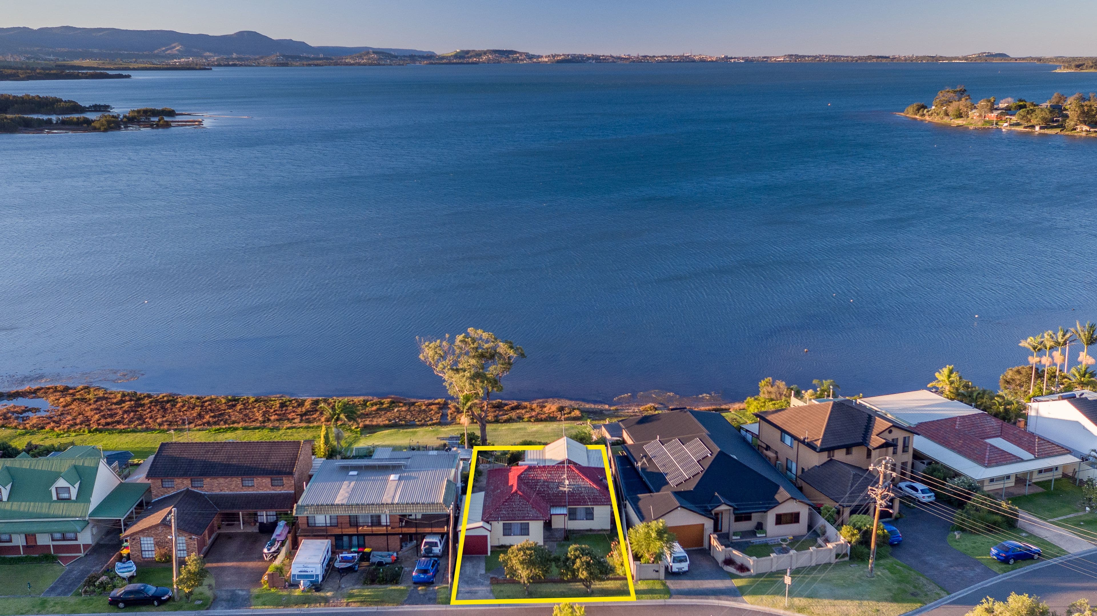 37 Park Crescent, Oak Flats - Image 1