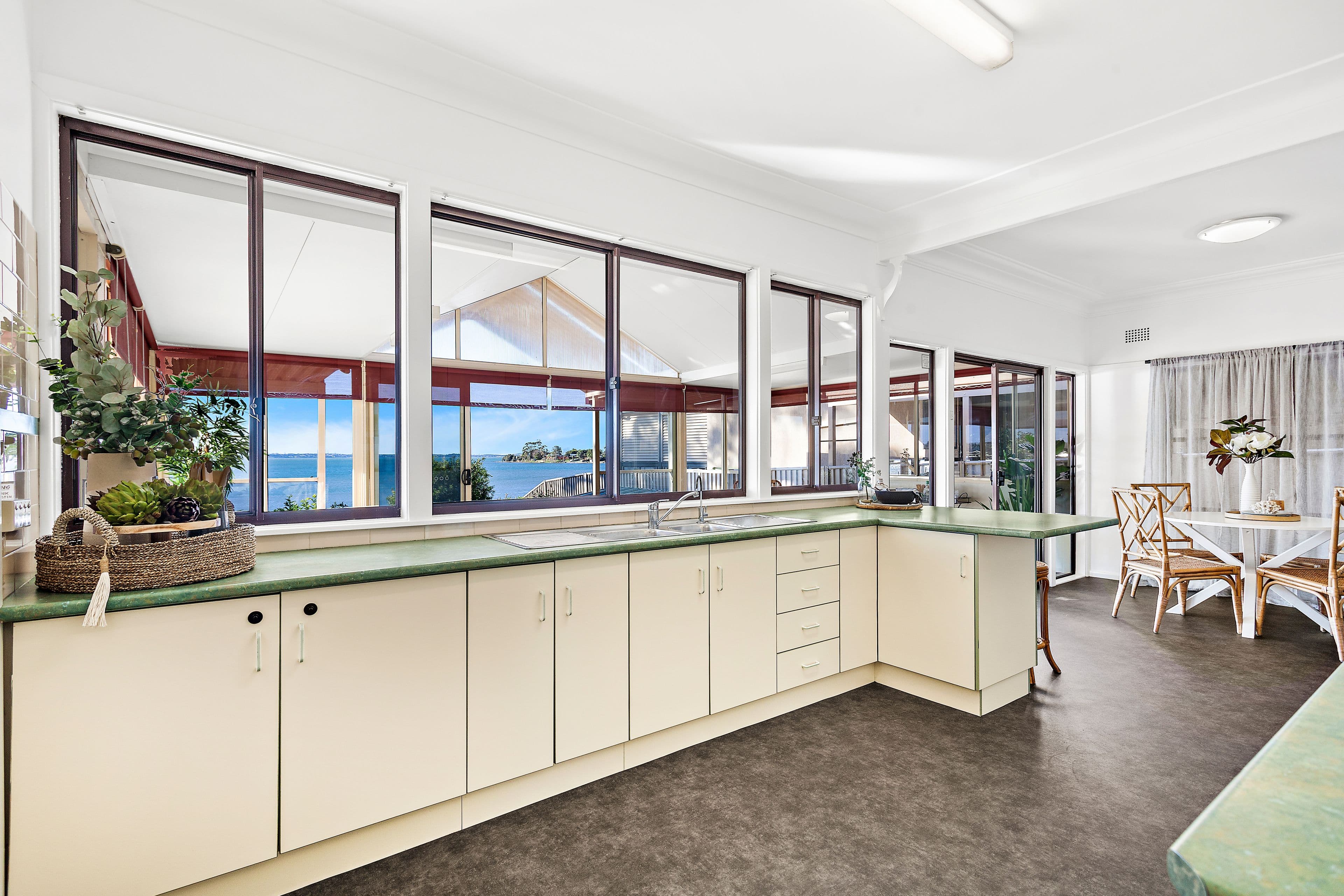 37 Park Crescent, Oak Flats - Thumbnail 5