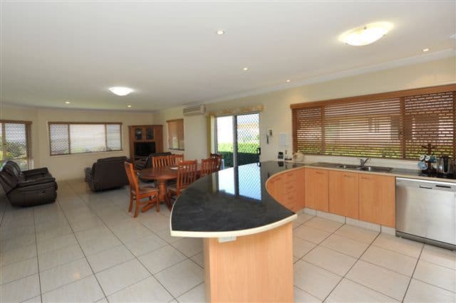 2 Fadden Crescent, MIDDLE RIDGE QLD 4350, Middle Ridge - Thumbnail 5