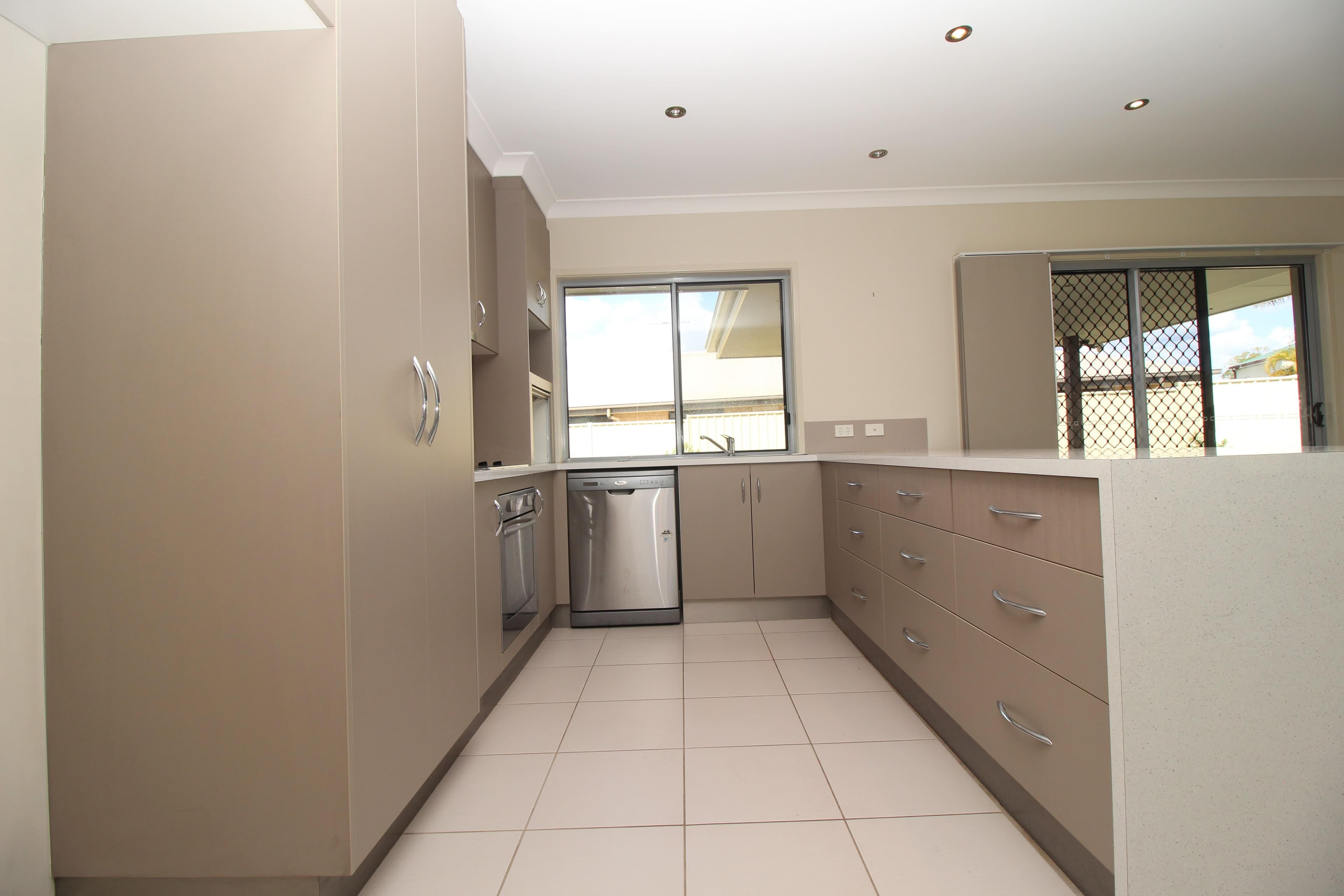 15 Berthun Street, Emerald QLD 4720, Emerald - Thumbnail 4