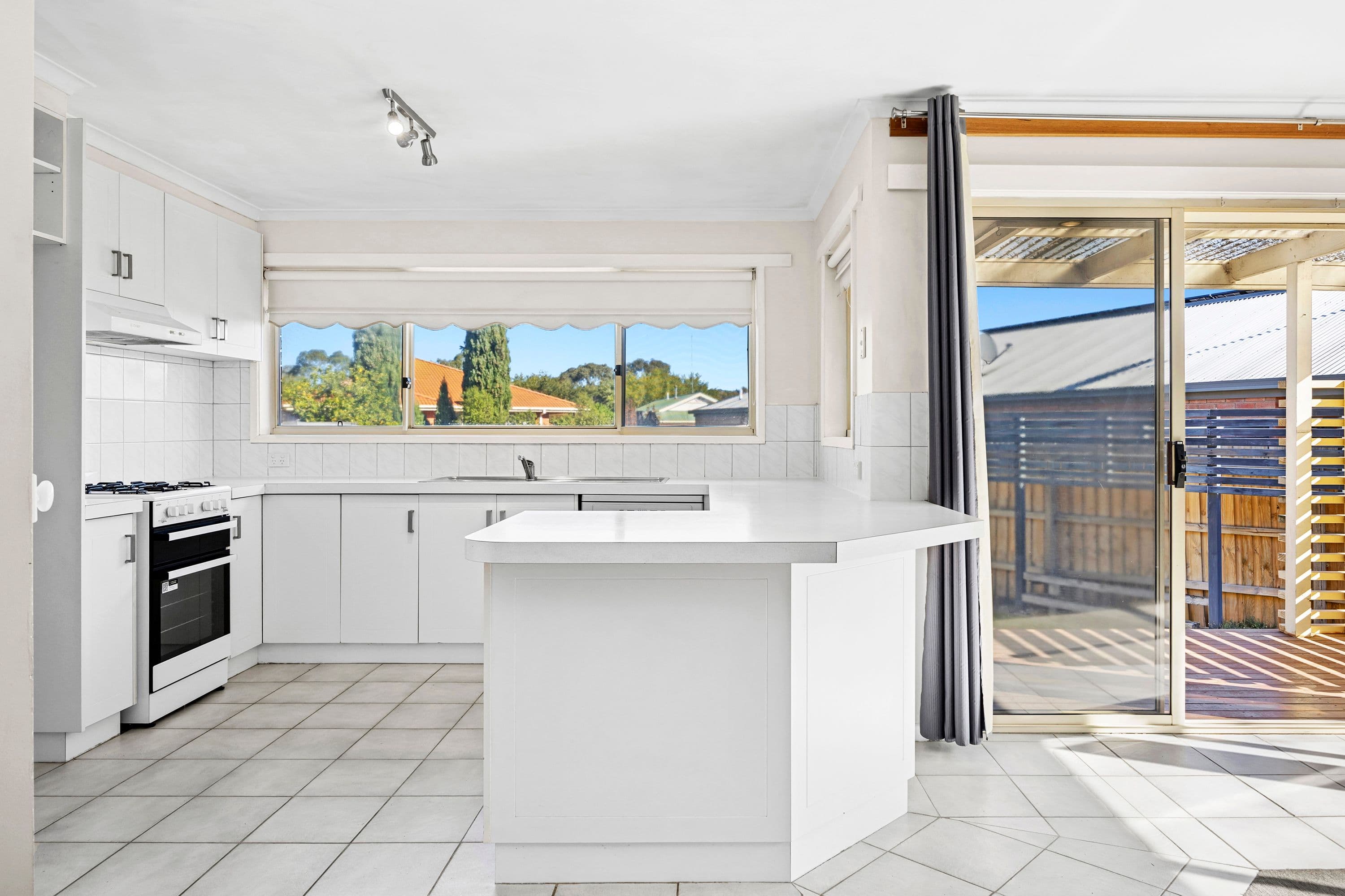 15 Coakley Crescent, LOVELY BANKS VIC 3213, Lovely Banks - Thumbnail 2