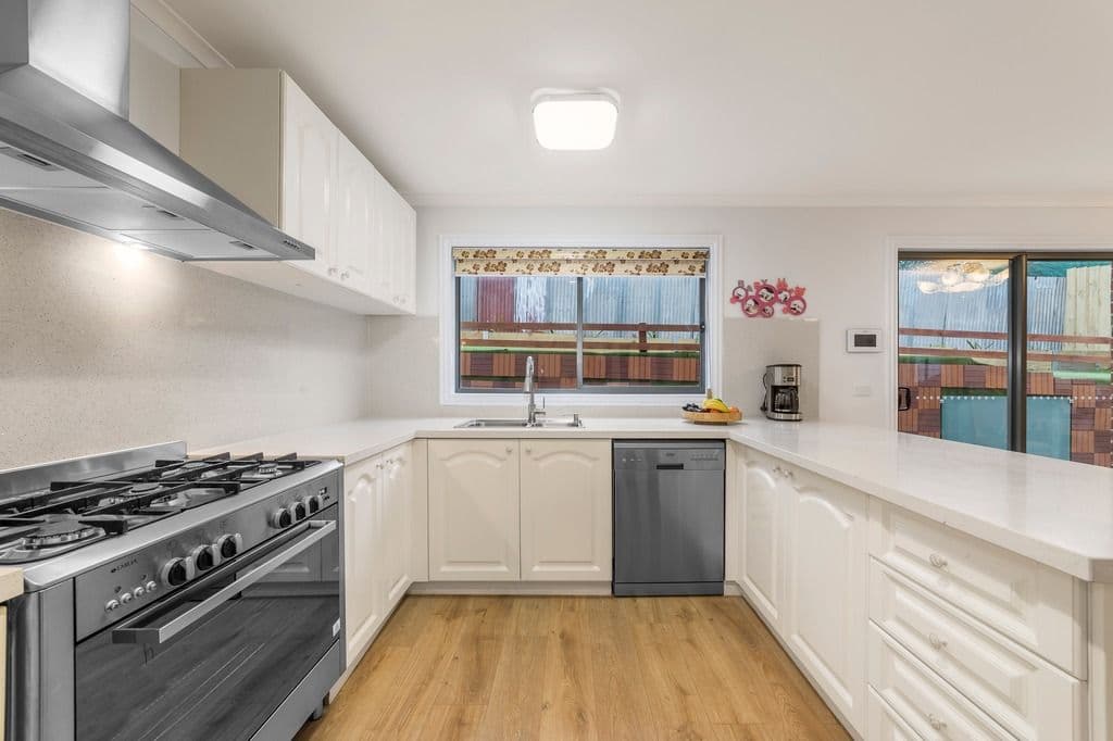 22 Fairway Court, Bundoora VIC 3083, Bundoora - Thumbnail 2
