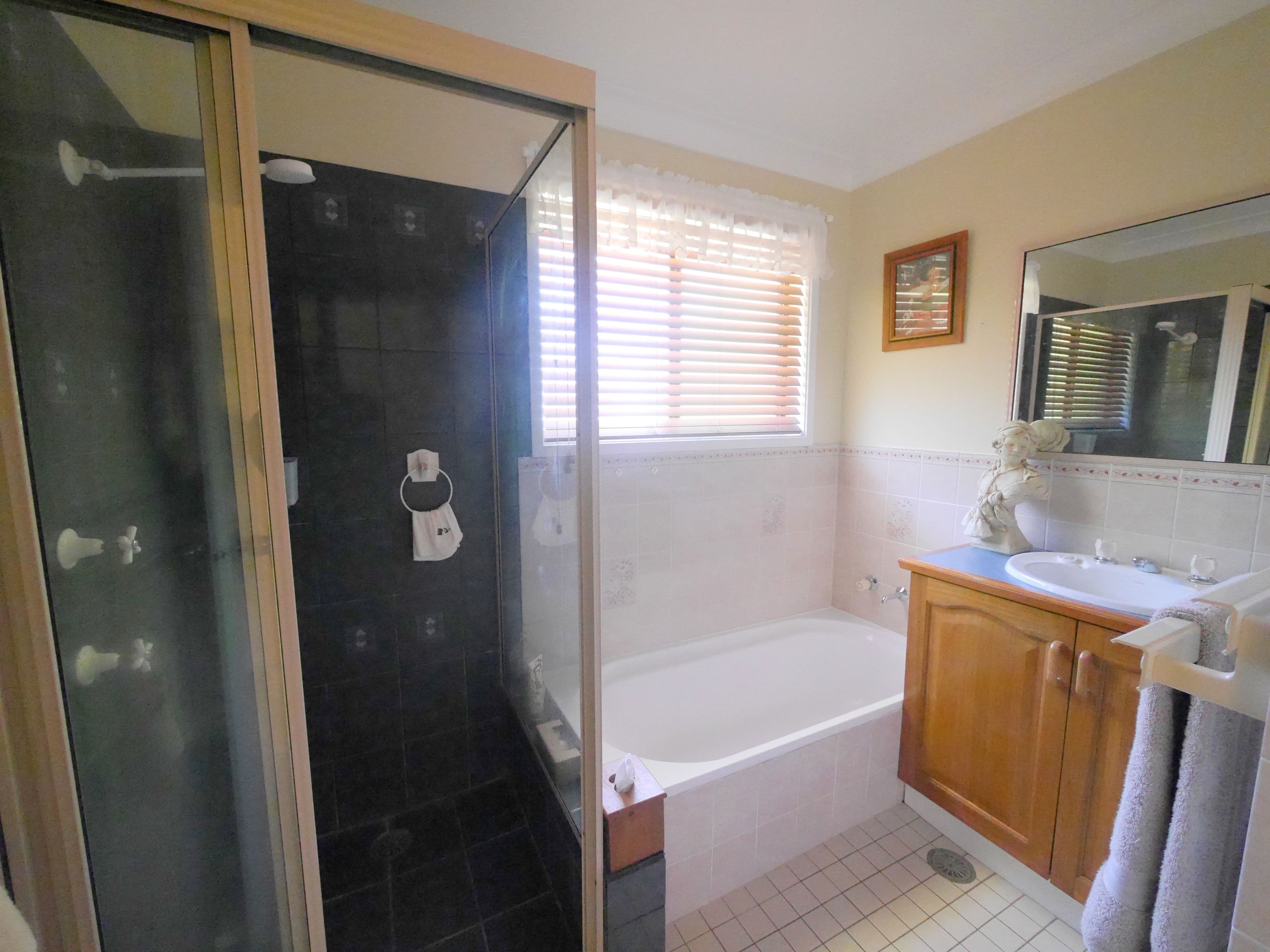 17 Amaroo Avenue, Cowra - Thumbnail 5