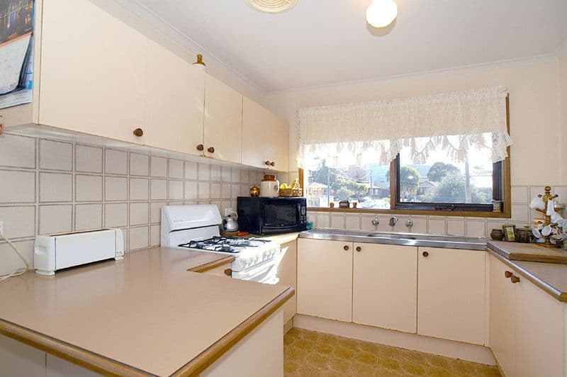 32 Timberglade Drive, NOBLE PARK NORTH VIC 3174, Noble Park North - Thumbnail 2
