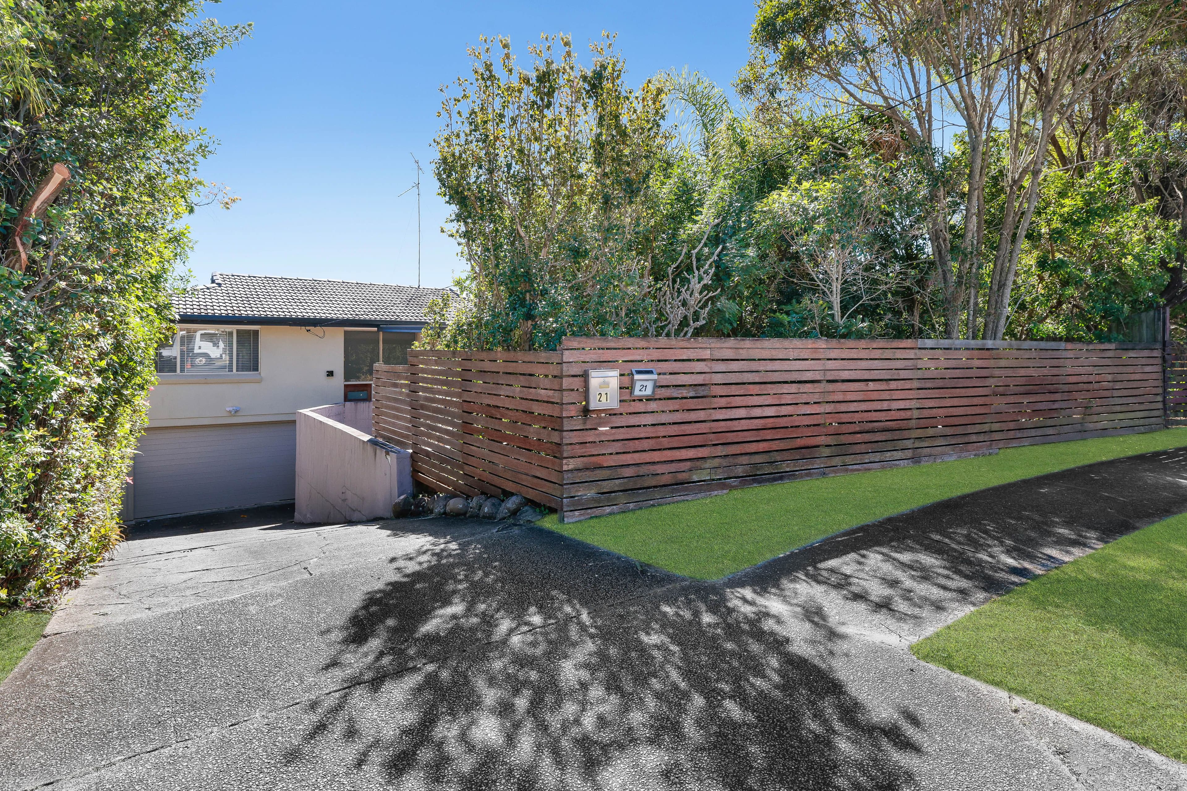 21 Caroline Avenue, Southport QLD 4215, Southport - Thumbnail 2