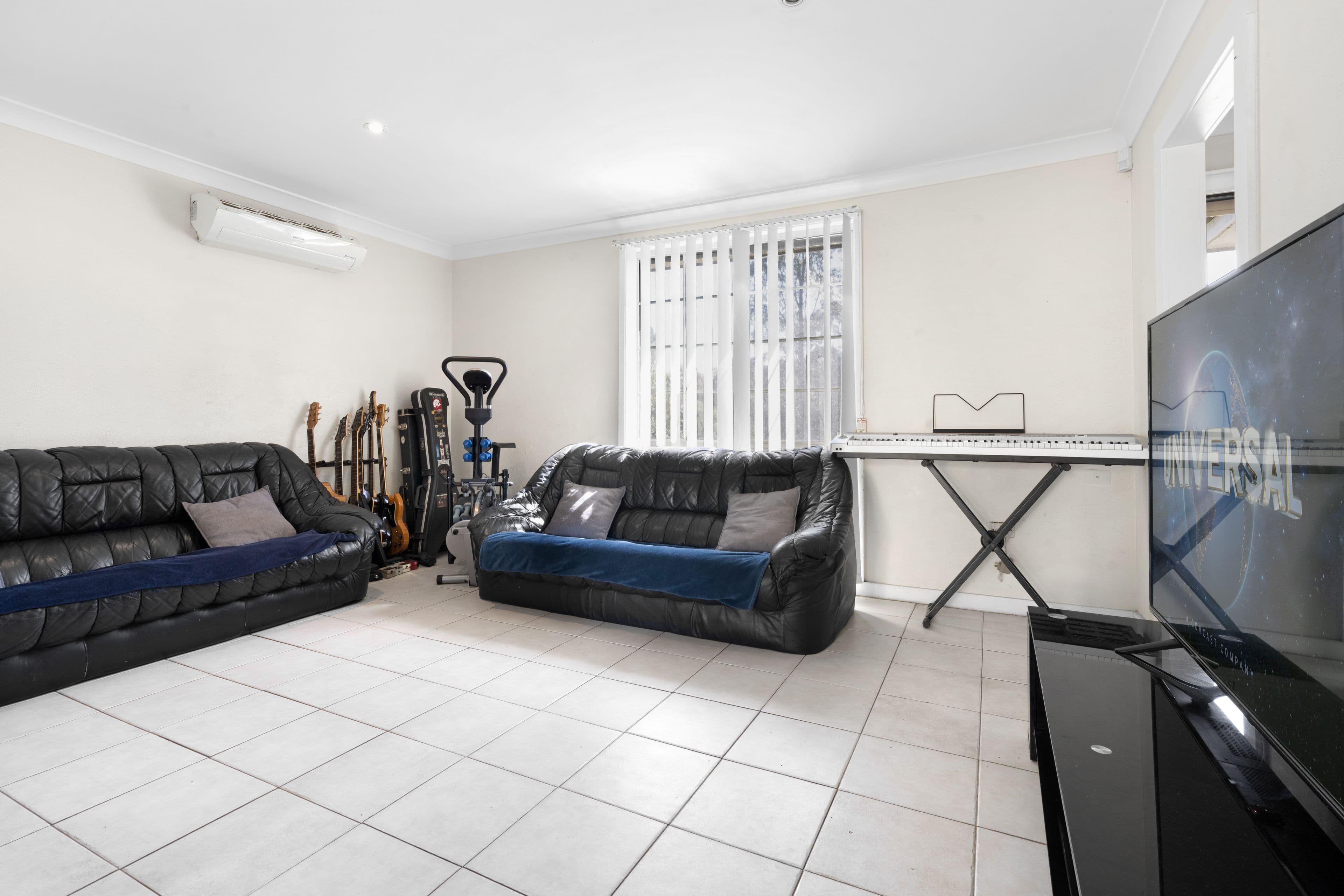 66 Cleopatra Drive, Rosemeadow NSW 2560, Rosemeadow - Thumbnail 3