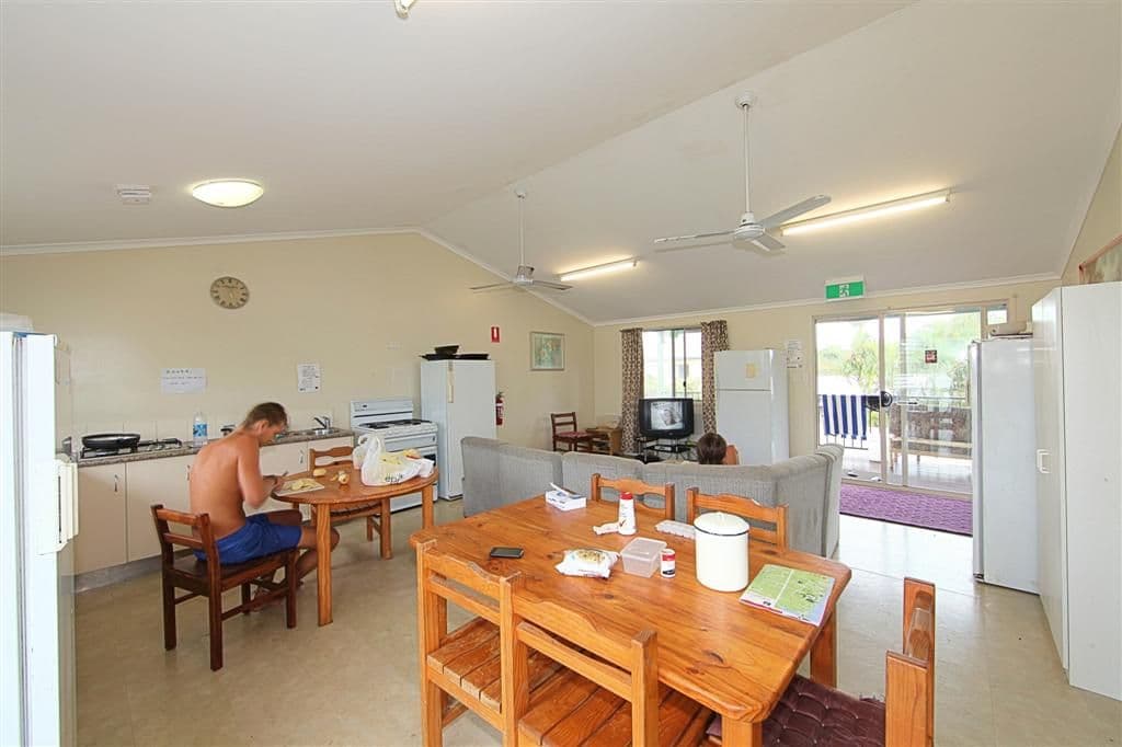 4  Hinkler Avenue, BUNDABERG NORTH QLD 4670, Bundaberg North - Thumbnail 2