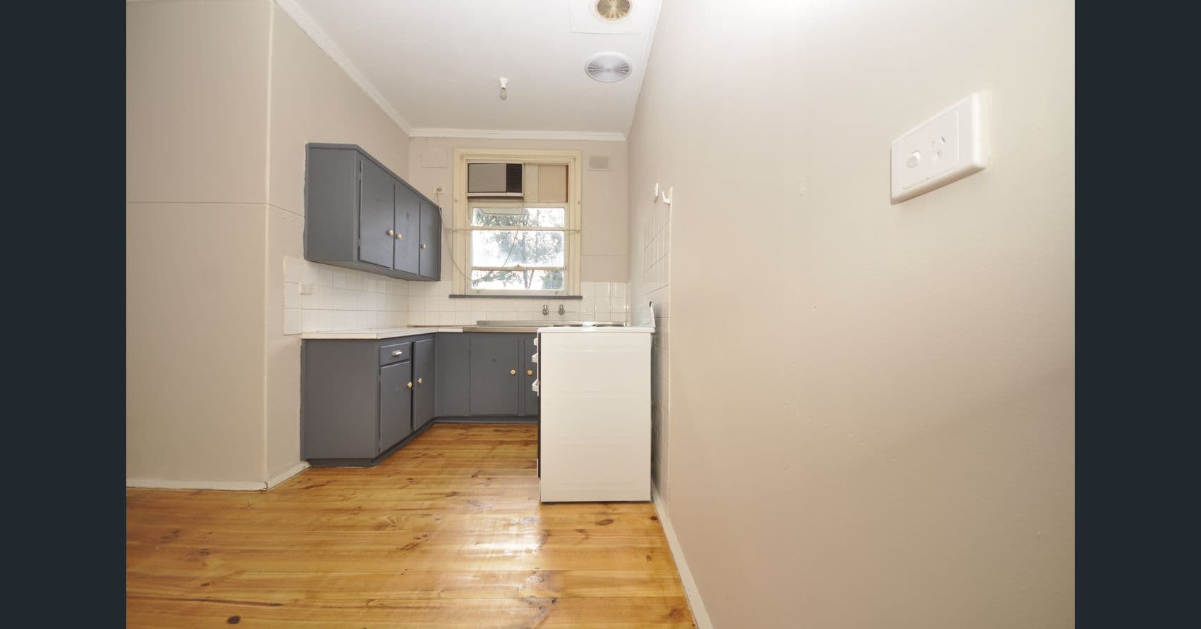 33 Donnington Road, Elizabeth North SA 5113, Elizabeth North - Thumbnail 2