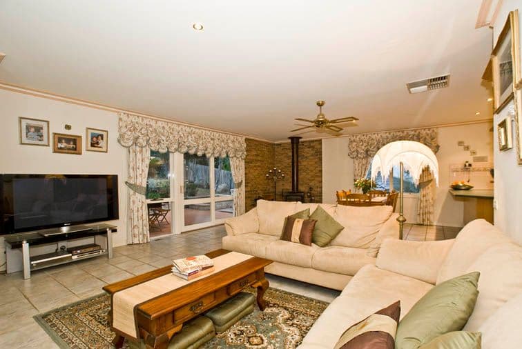 18 Schafter Drive, DONCASTER EAST VIC 3109, Doncaster East - Thumbnail 2
