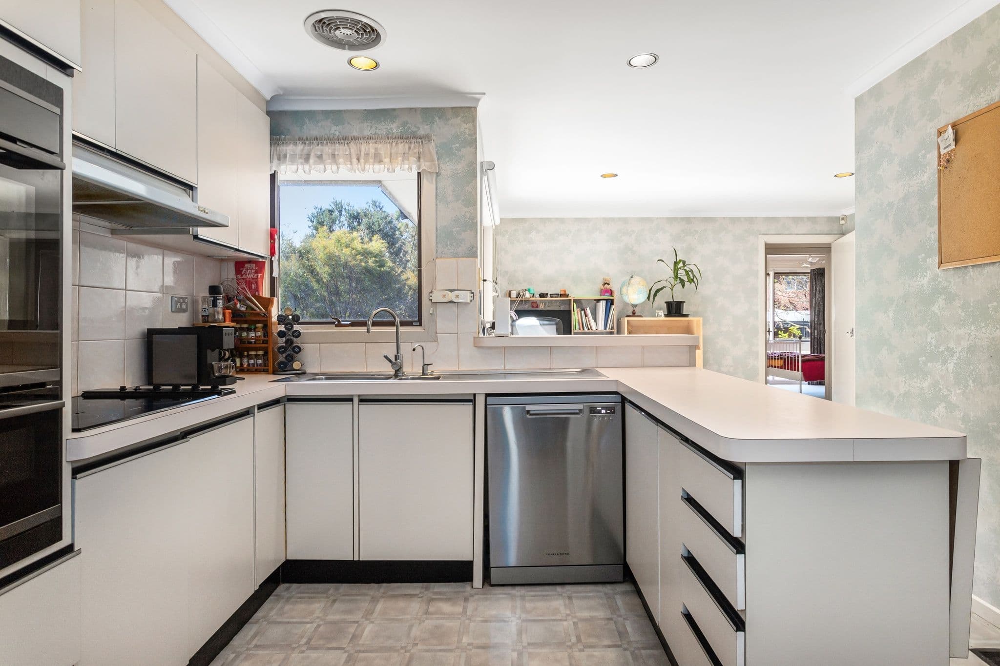 6 Michelle Place, Wheelers Hill VIC 3150, Wheelers Hill - Thumbnail 7