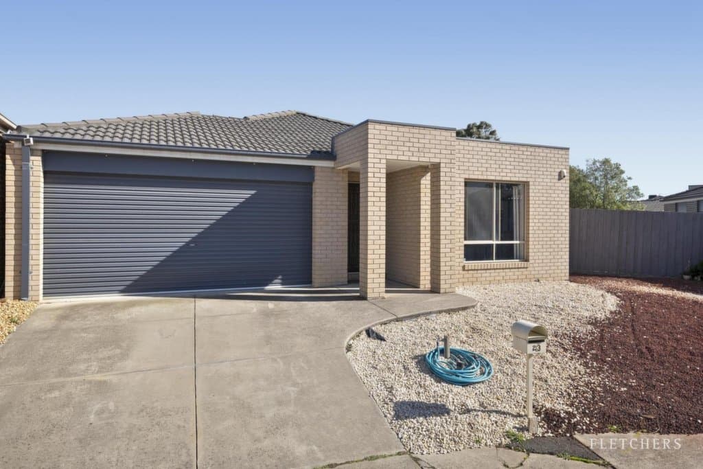 23 Aisbett Close, Lynbrook - Image 1
