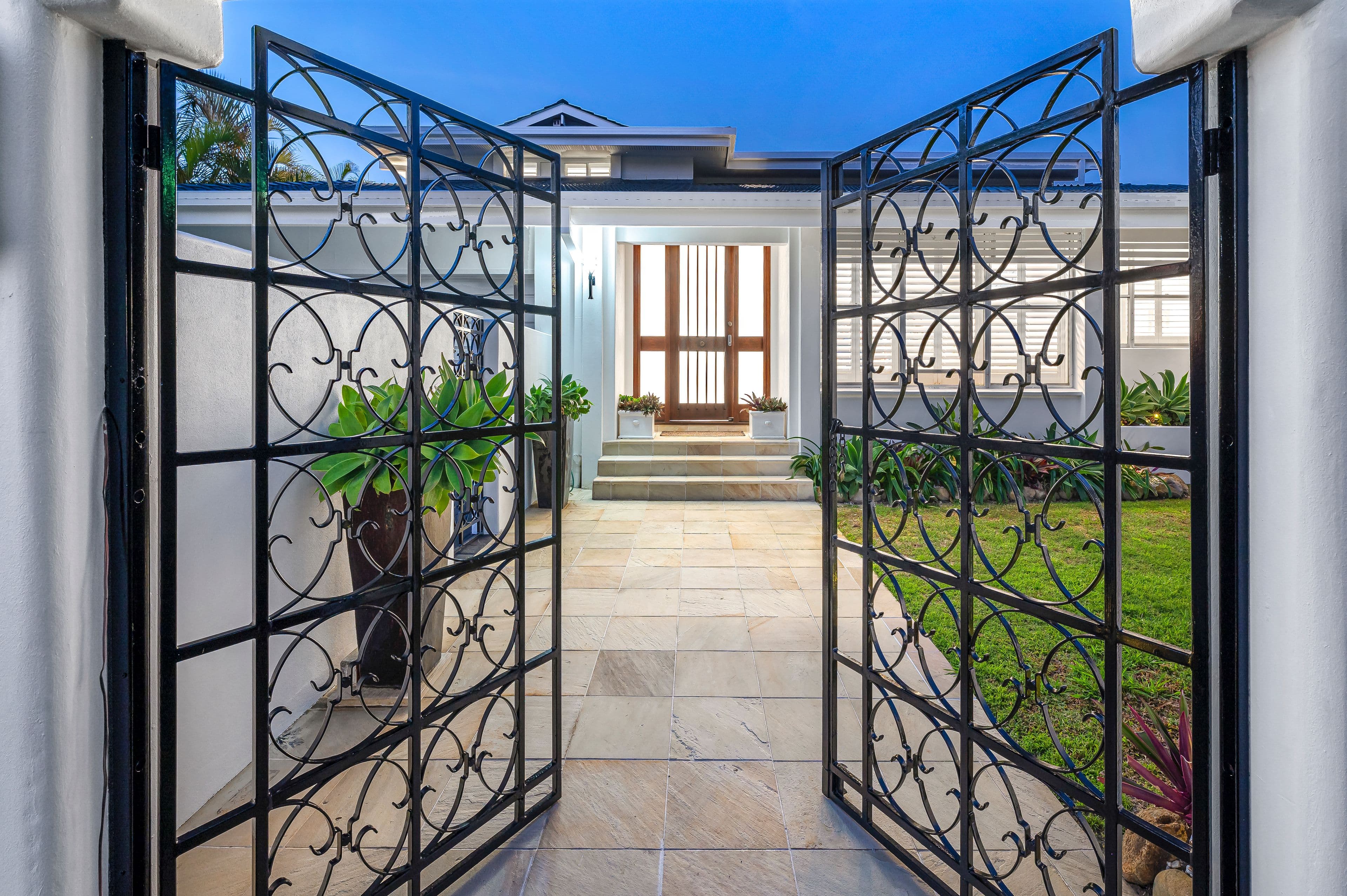 8 River Crescent, Broadbeach Waters QLD 4218, Broadbeach Waters - Thumbnail 2