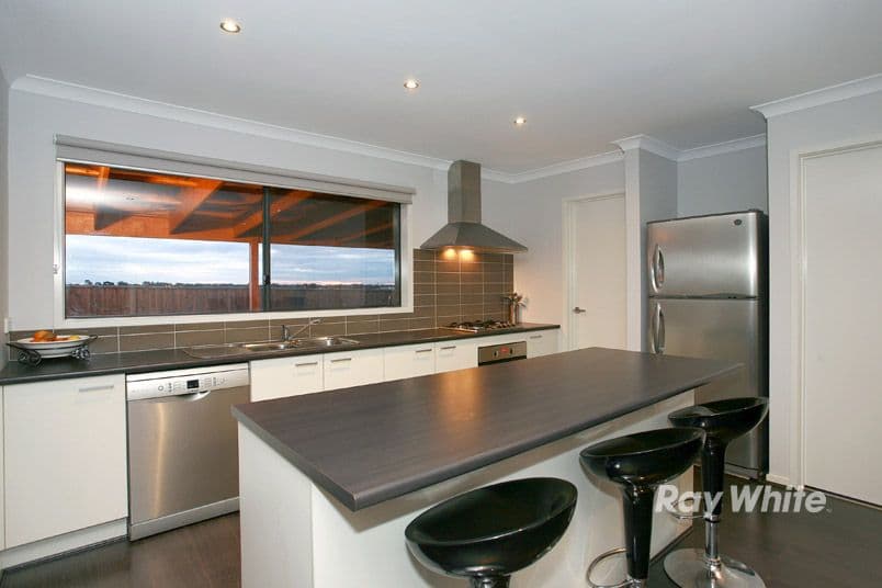 28 Bayley Place, CRANBOURNE WEST VIC 3977, Cranbourne West - Thumbnail 2