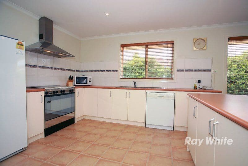 19 Nyarrin Place, CRANBOURNE VIC 3977, Cranbourne West - Thumbnail 2