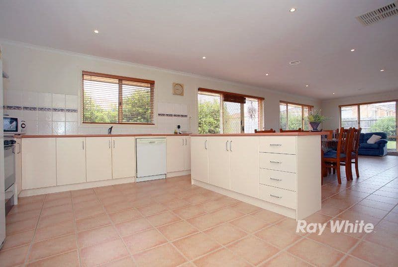 19 Nyarrin Place, CRANBOURNE VIC 3977, Cranbourne West - Thumbnail 4