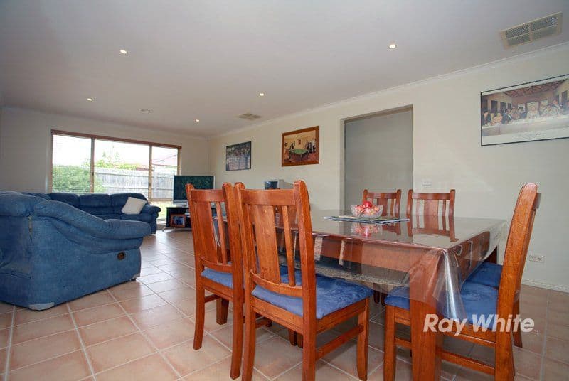 19 Nyarrin Place, CRANBOURNE VIC 3977, Cranbourne West - Thumbnail 8