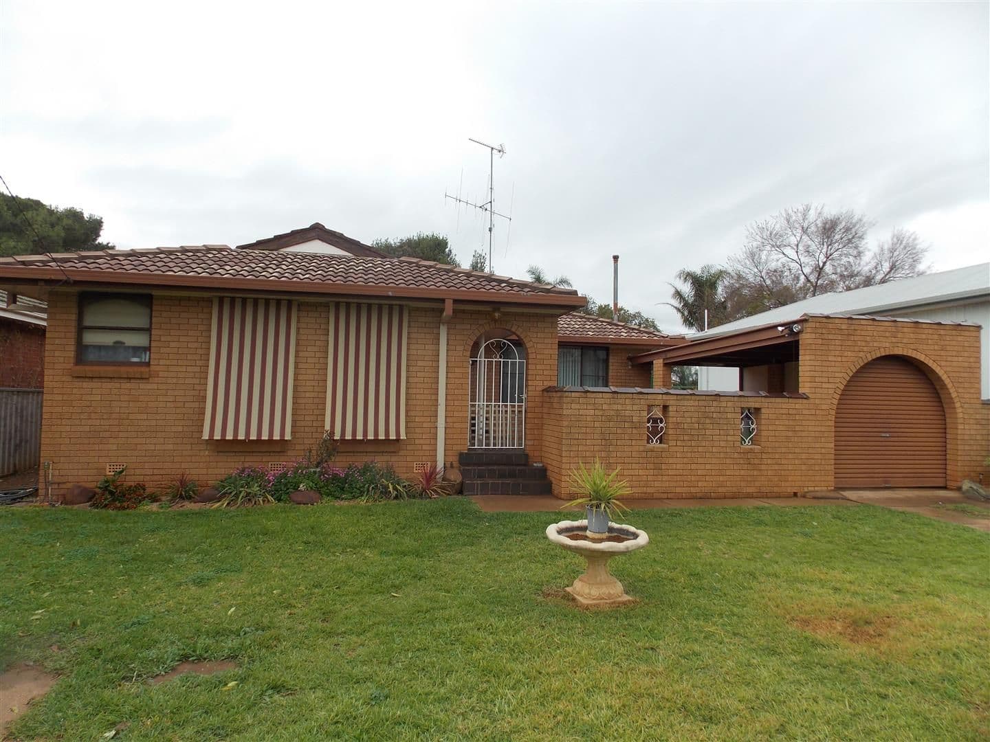 17 Brolgan Road, PARKES NSW 2870, Parkes - Image 1