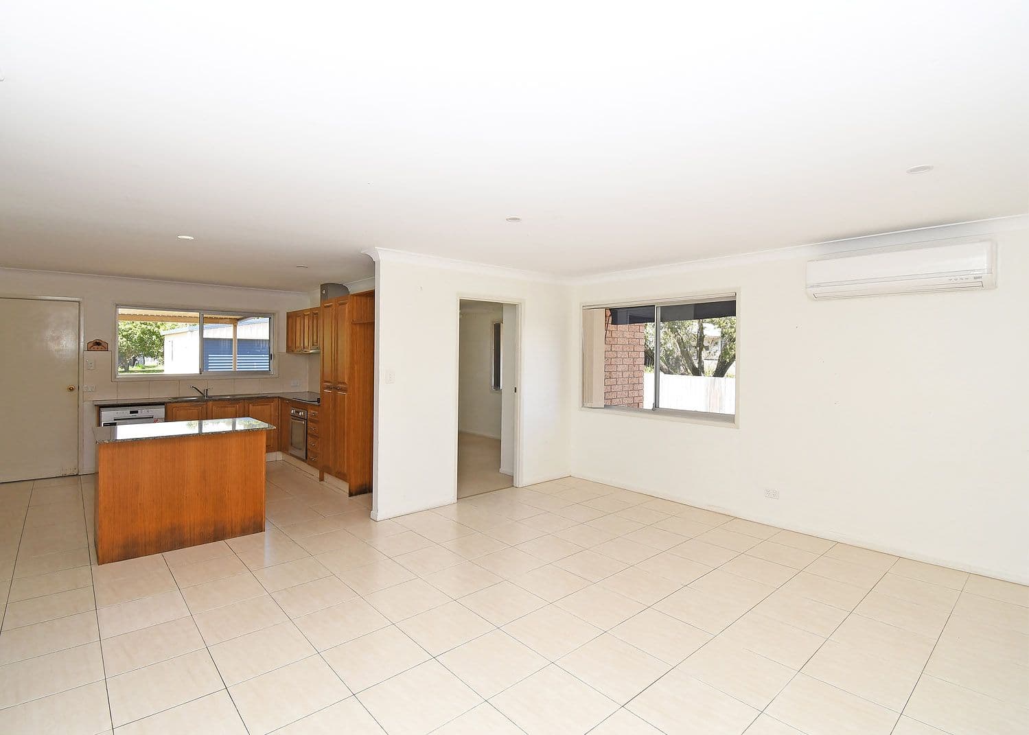71 Urangan Street, Torquay QLD 4655, Torquay - Thumbnail 3