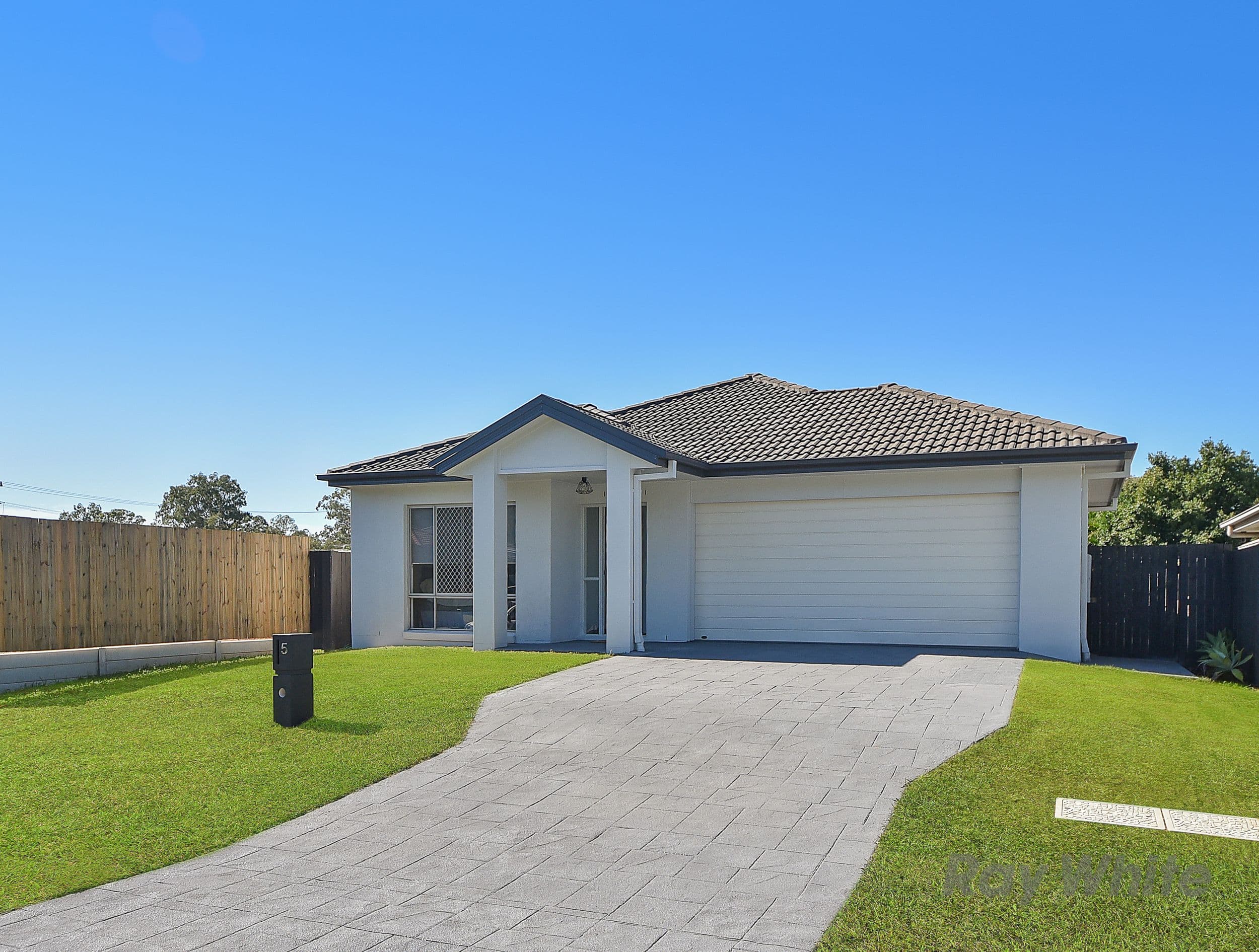 84 The Range Boulevard, Croydon, Croydon - Image 1