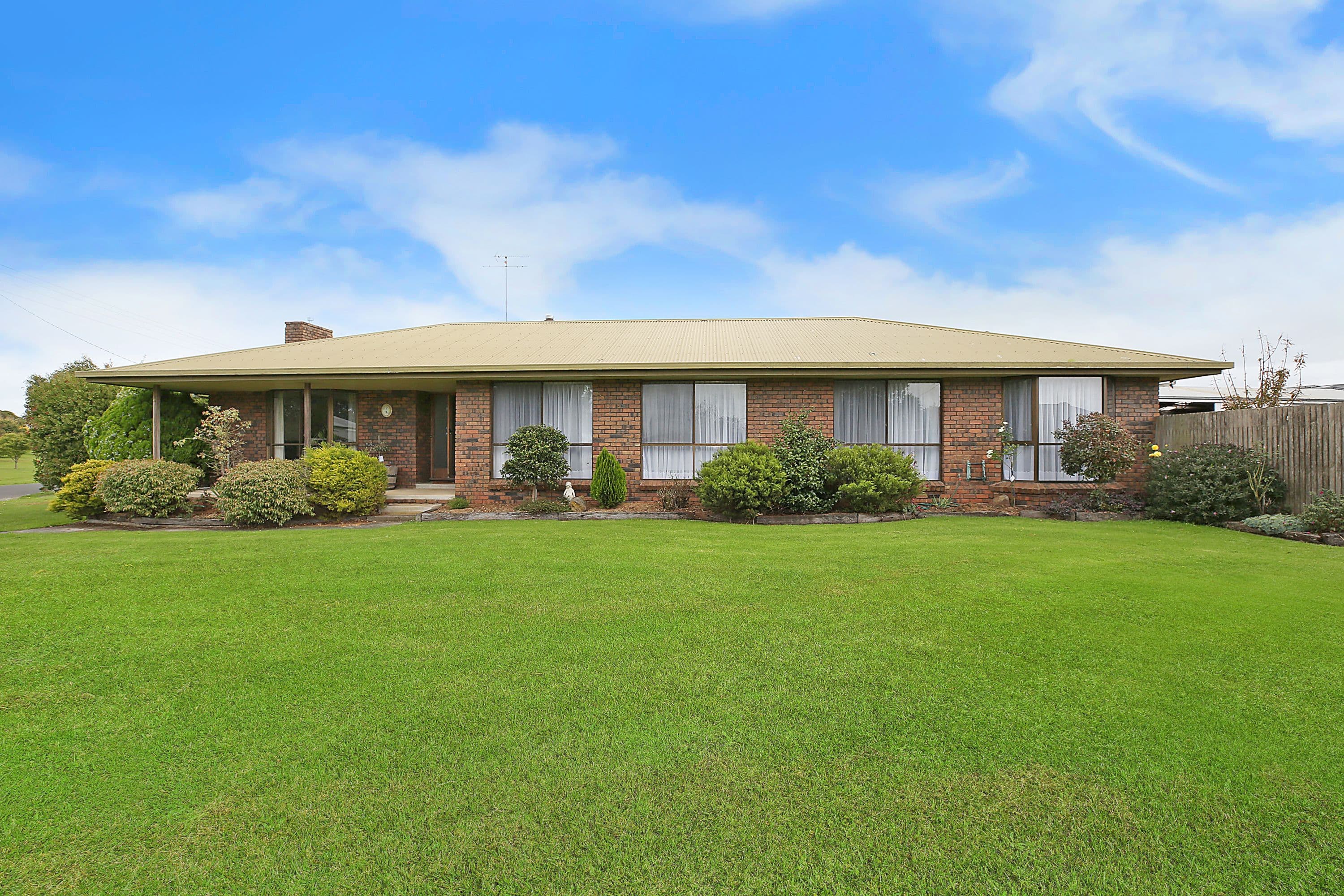 2 Tarrant Street, Cobden VIC 3266, Cobden - Thumbnail 2