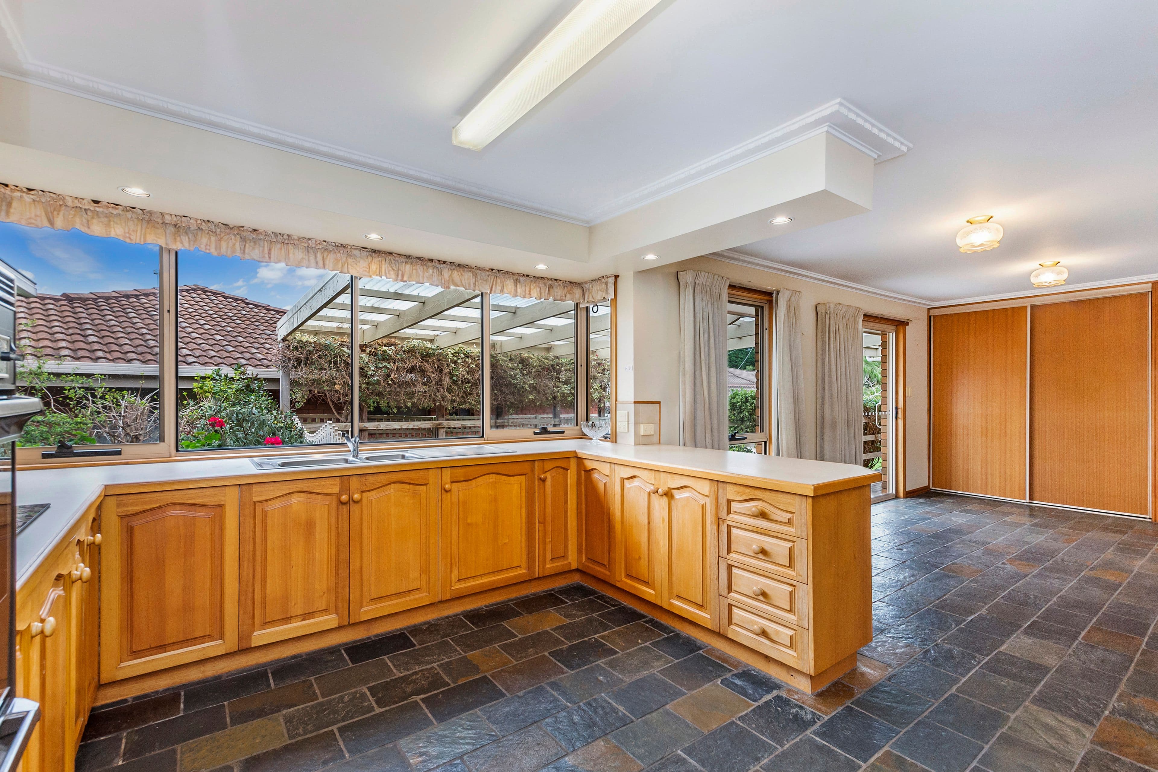 11 Fairway Crescent, Warrnambool VIC 3280, Warrnambool - Thumbnail 3