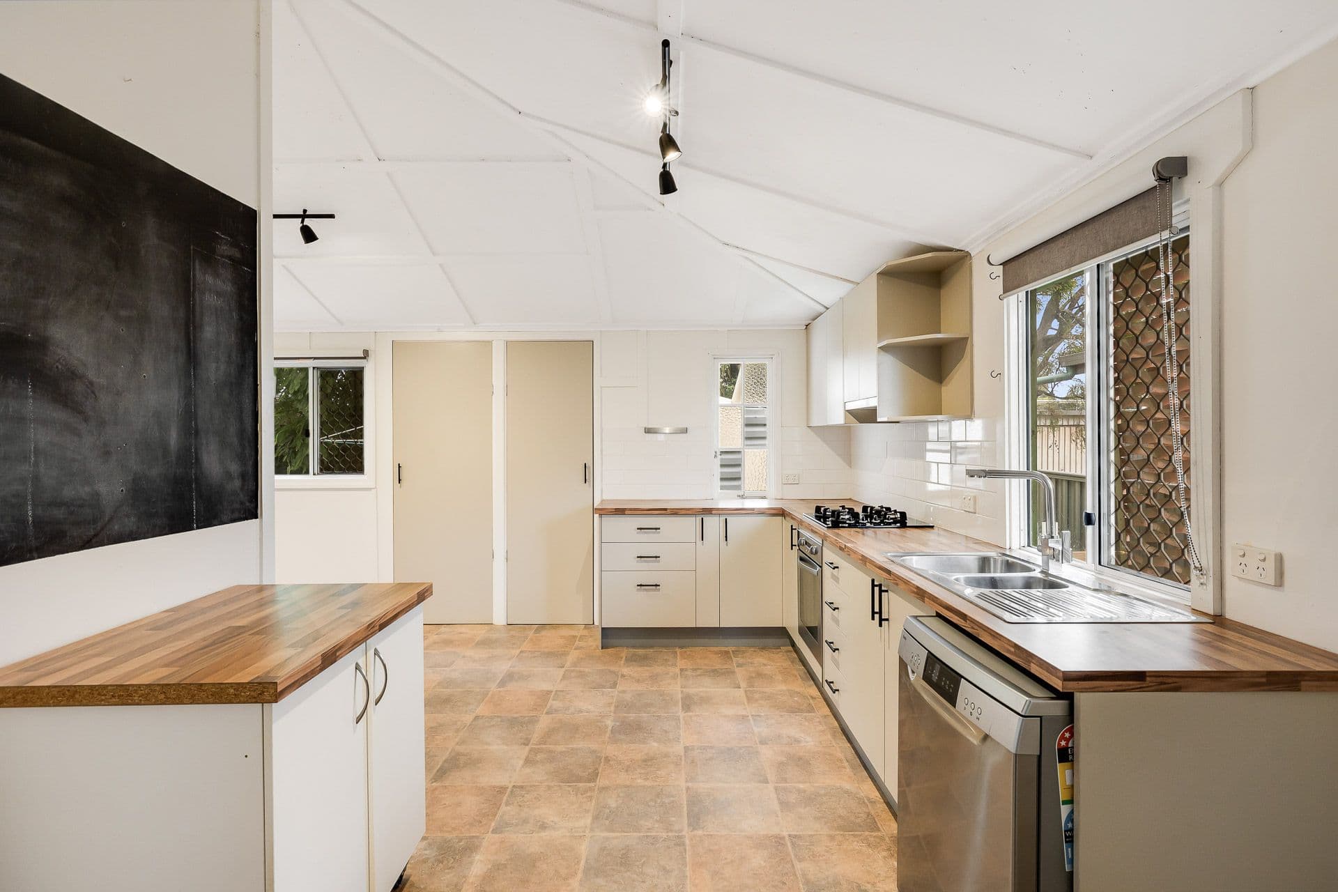 54 Weetwood Street, Newtown QLD 4350, Newtown - Thumbnail 3
