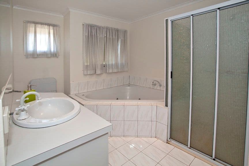40 Tourmaline Crescent, WHEELERS HILL VIC 3150, Wheelers Hill - Thumbnail 8