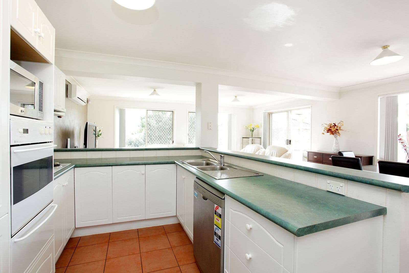 12 Lucinda Close, SINNAMON PARK QLD 4073, Sinnamon Park - Thumbnail 8