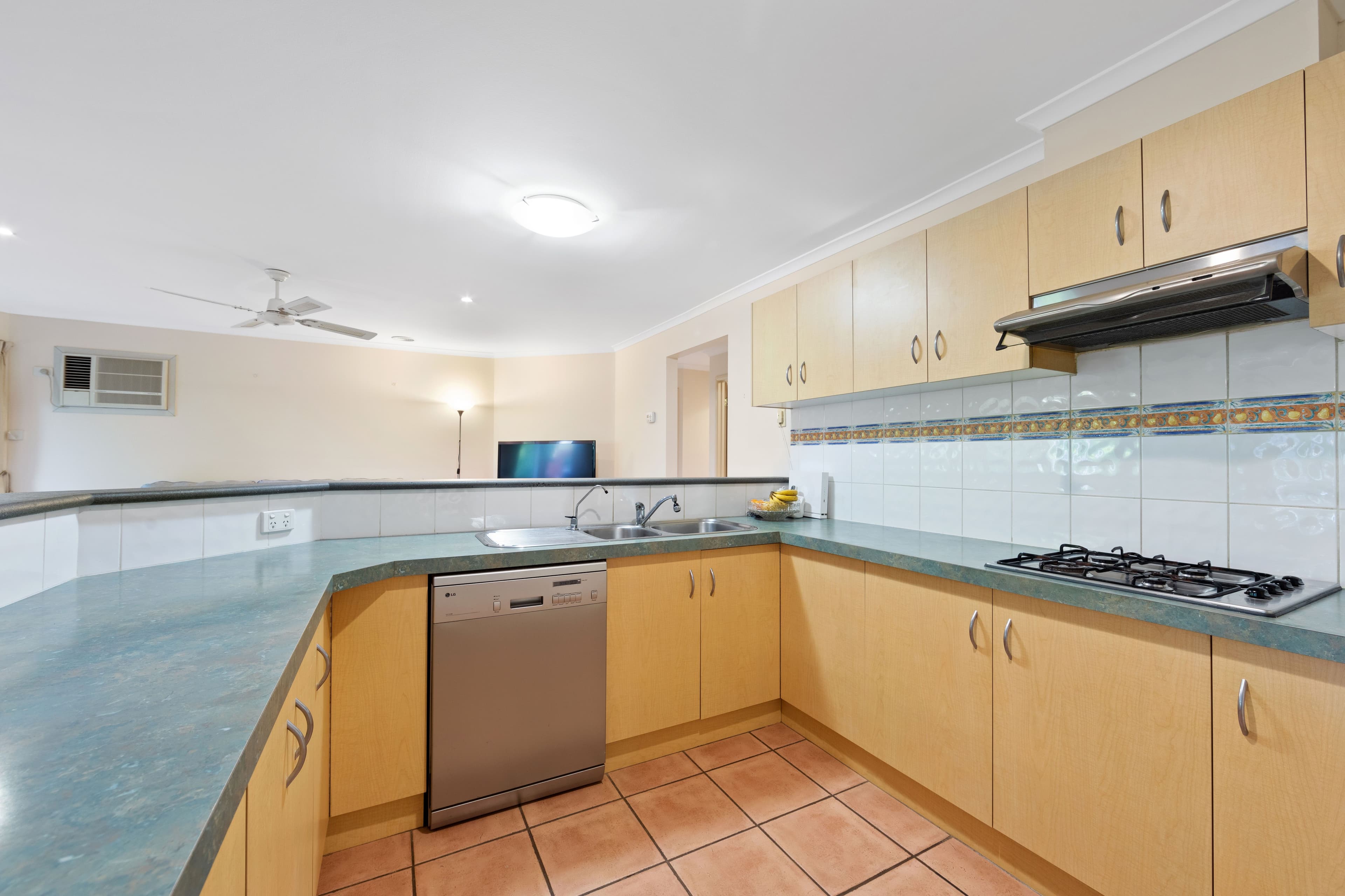 6 Creekbank Place, Caroline Springs VIC 3023, Caroline Springs - Thumbnail 4