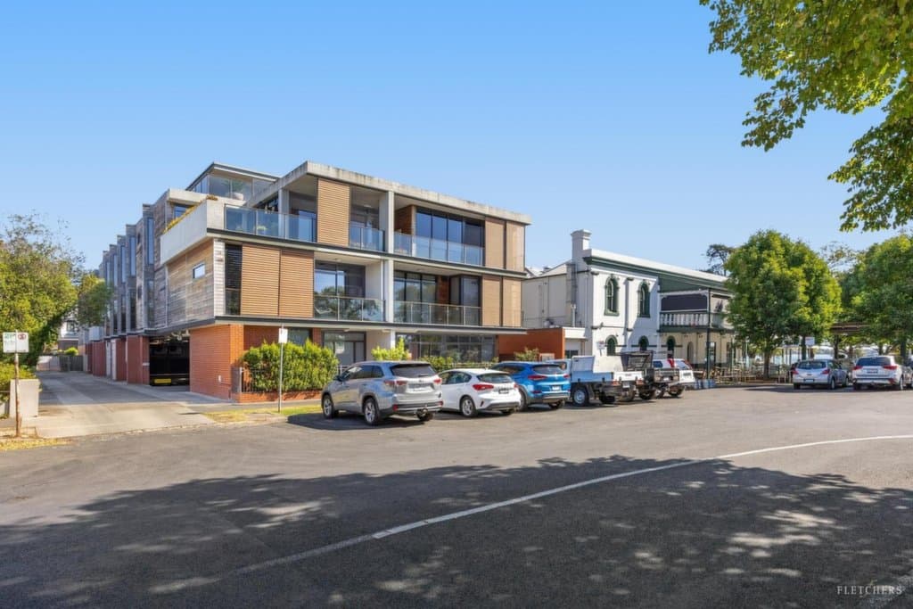 204/18 Wendouree Parade, Lake Wendouree - Image 1