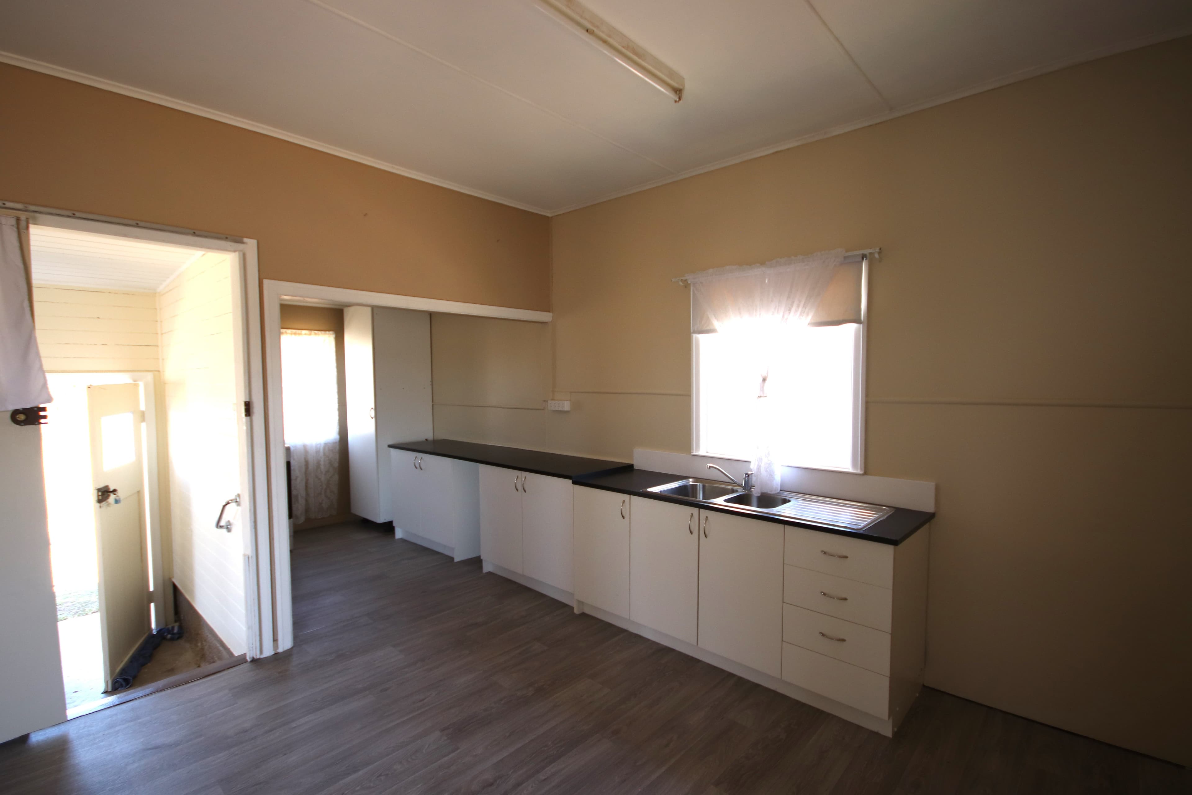 9 Hodgkinson Street, Eidsvold QLD 4627, Eidsvold - Thumbnail 2