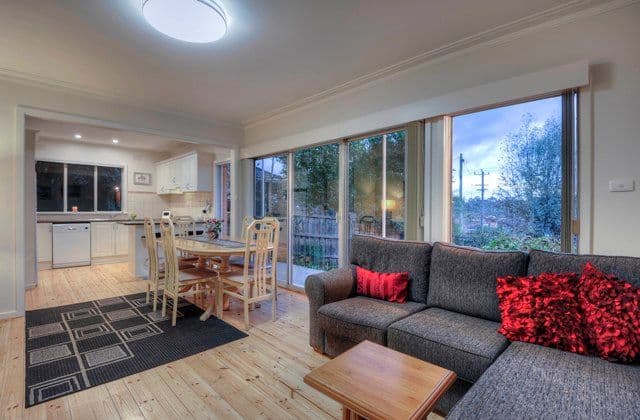111 Graham Road, VIEWBANK VIC 3084, Viewbank - Thumbnail 2