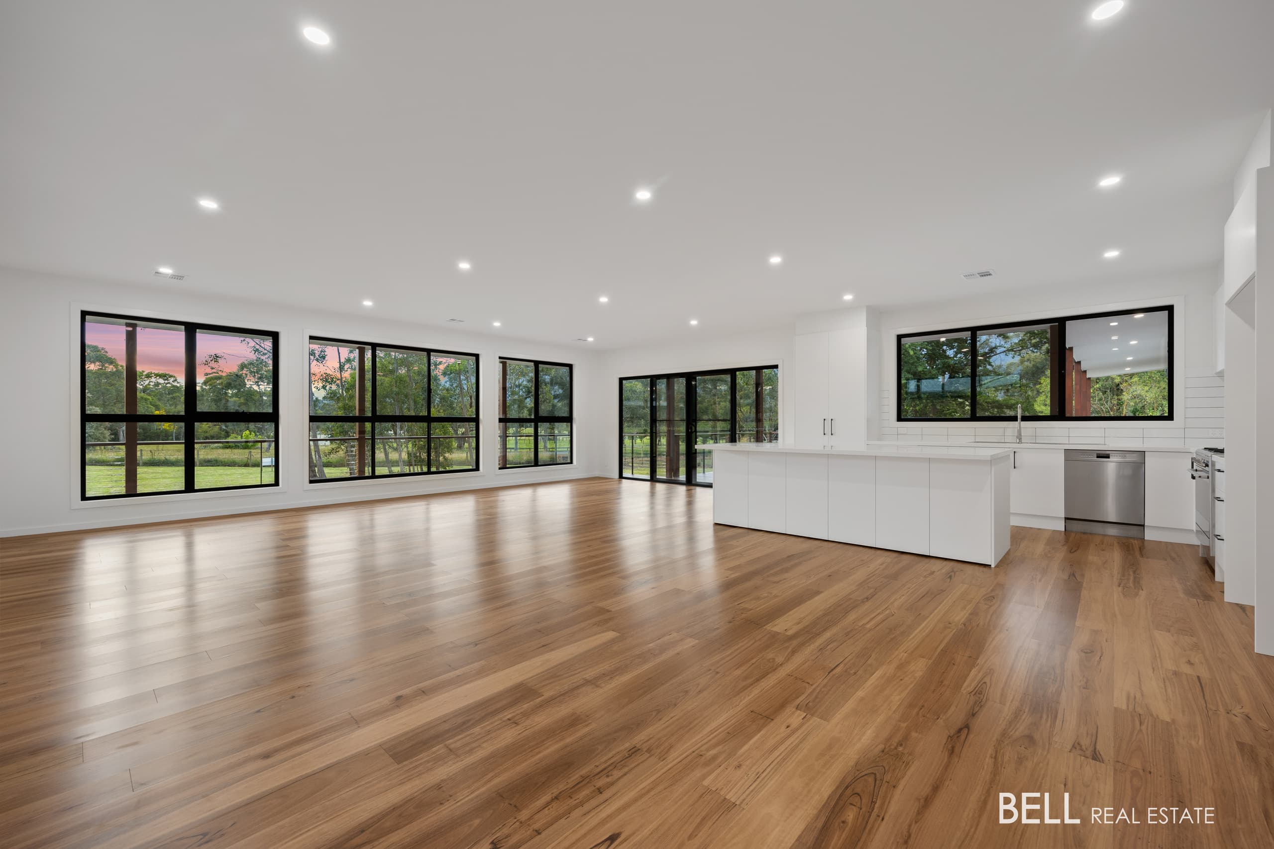 5B The Crescent, WESBURN, Wesburn - Thumbnail 2