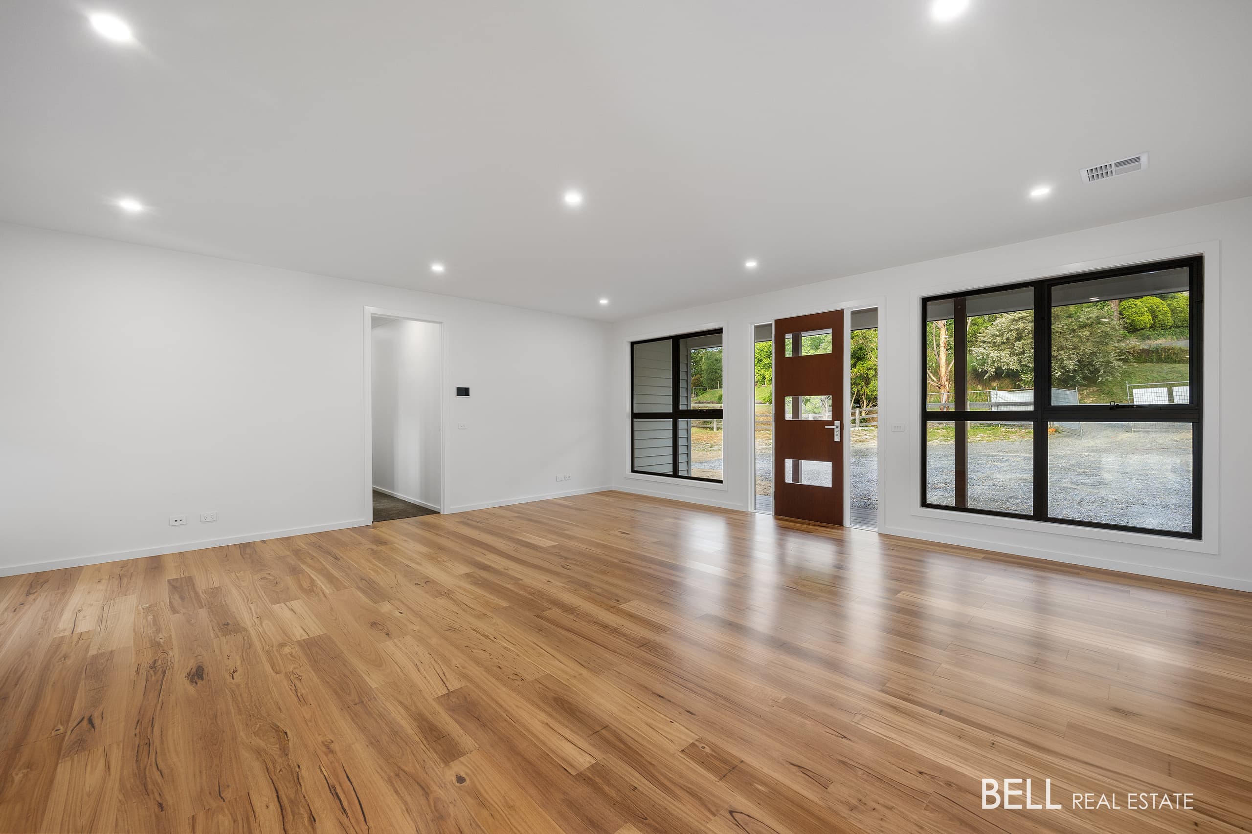 5B The Crescent, WESBURN, Wesburn - Thumbnail 7