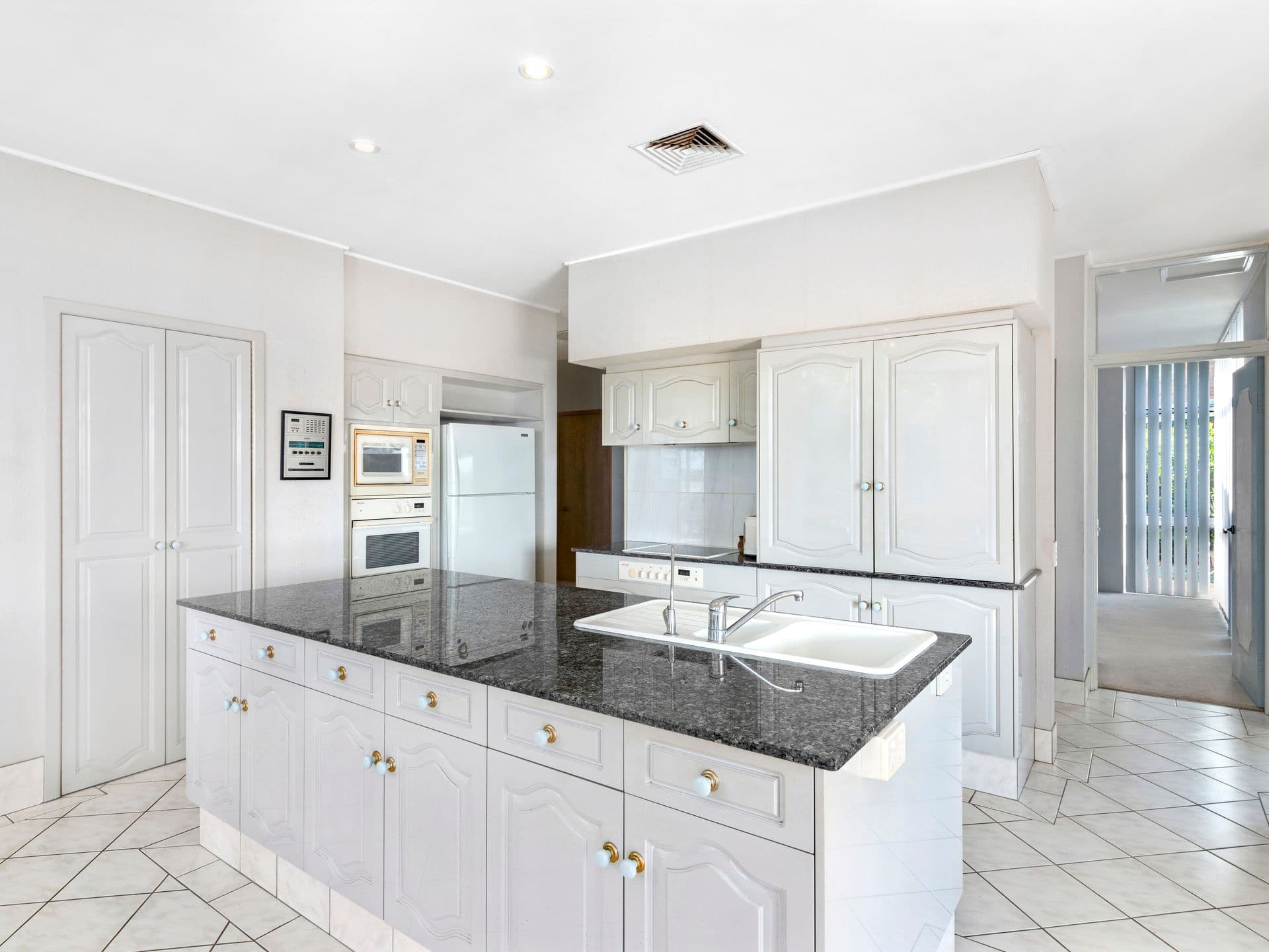 126 K P McGrath Drive, Elanora QLD 4221, Elanora - Thumbnail 5