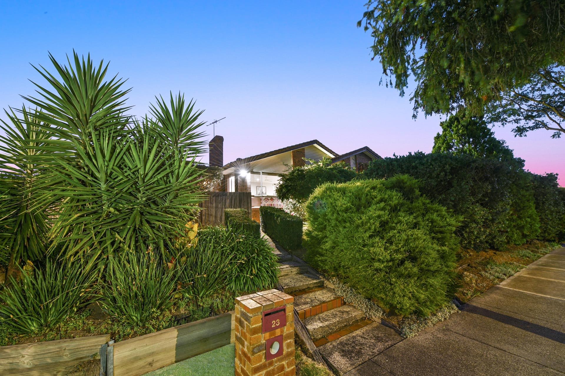 23 Royston Avenue, Berwick VIC 3806, Berwick - Thumbnail 2