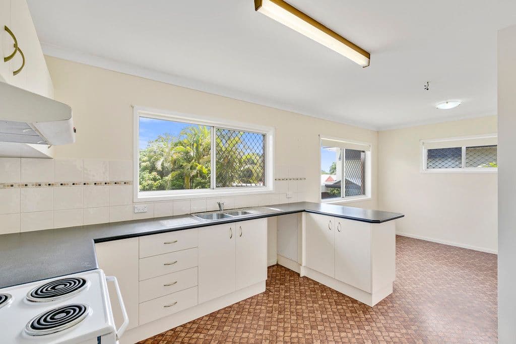 17 Nakina Street, Southport QLD 4215, Southport - Thumbnail 2