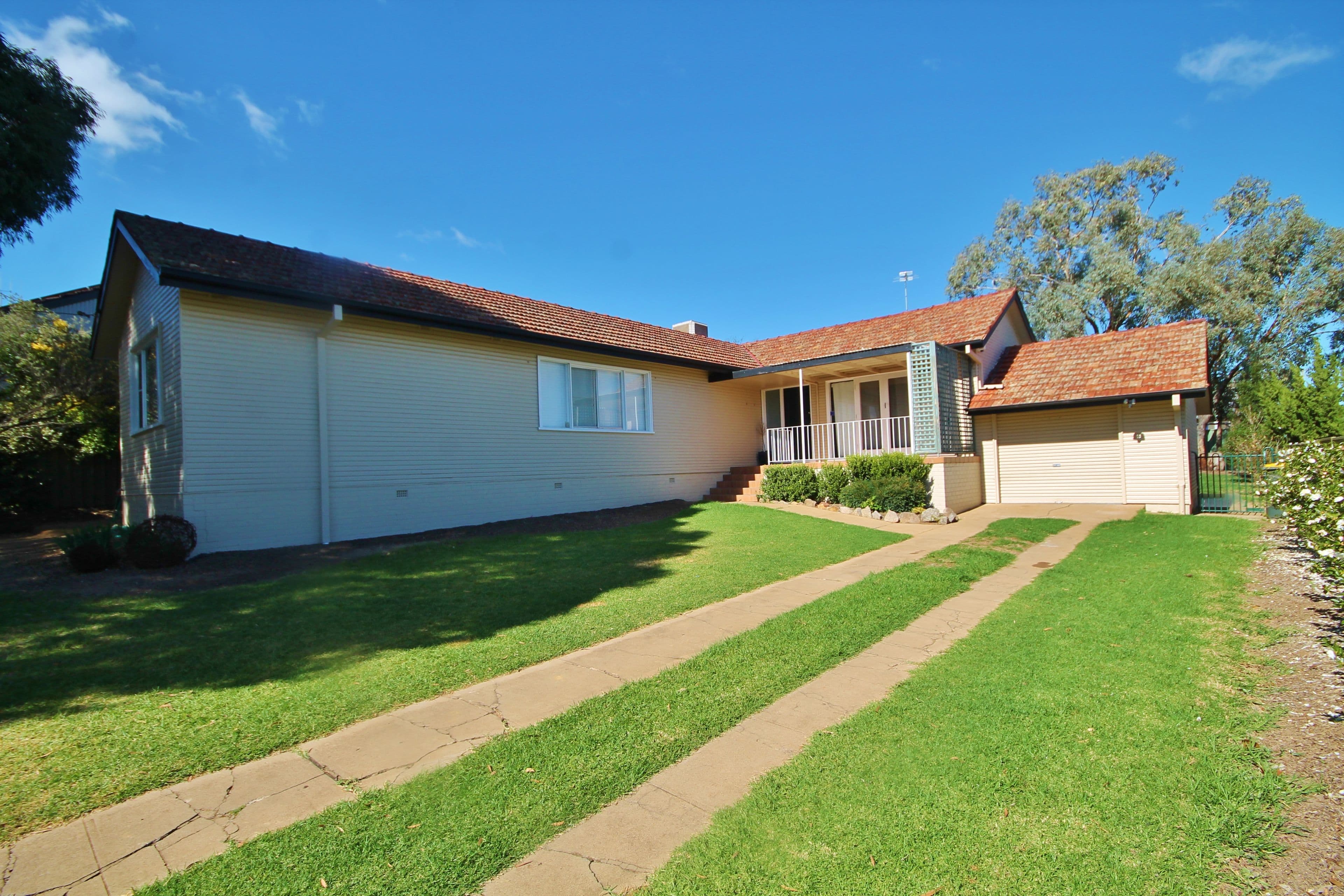 16 Karabah Avenue, Young - Image 1