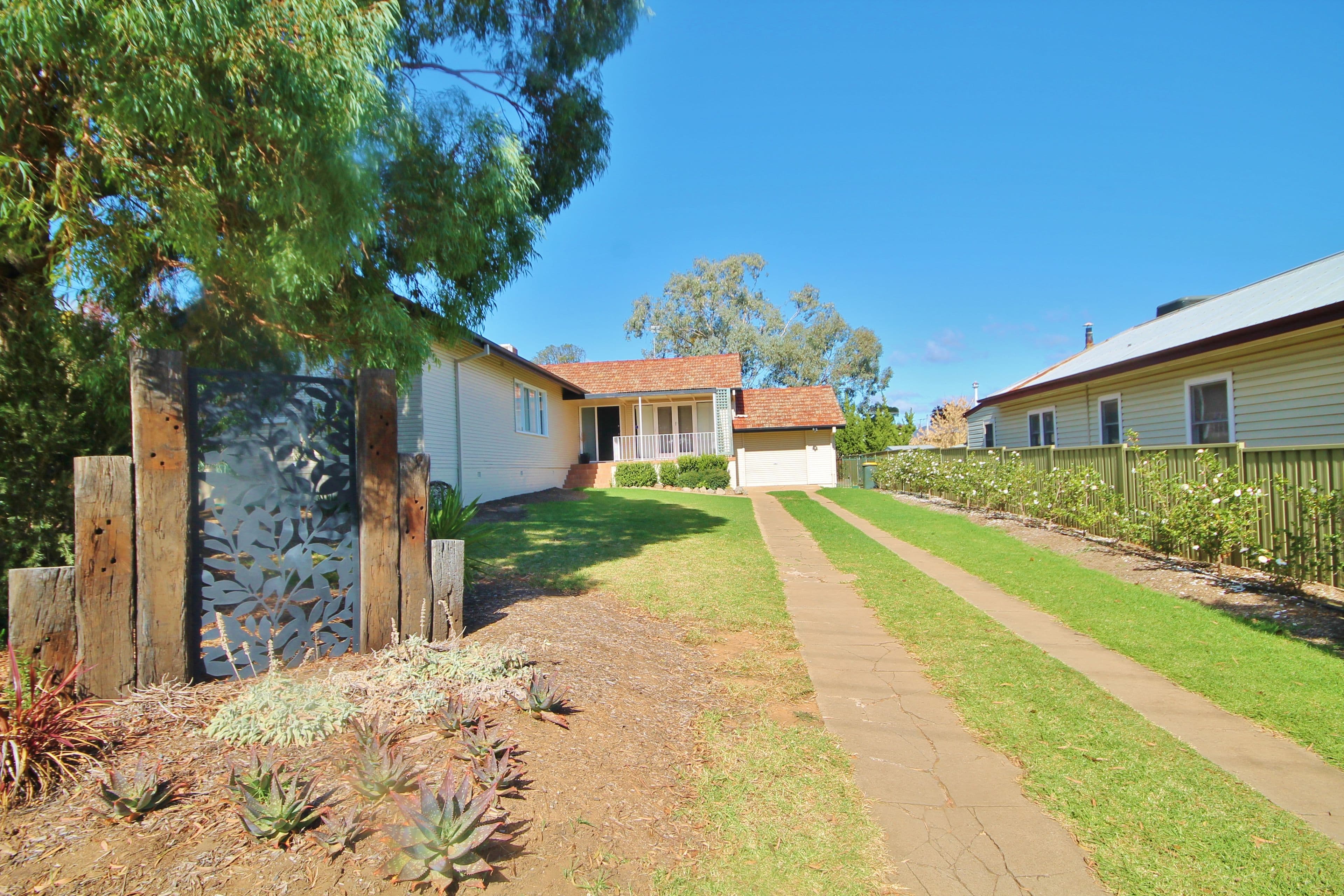 16 Karabah Avenue, Young - Thumbnail 2