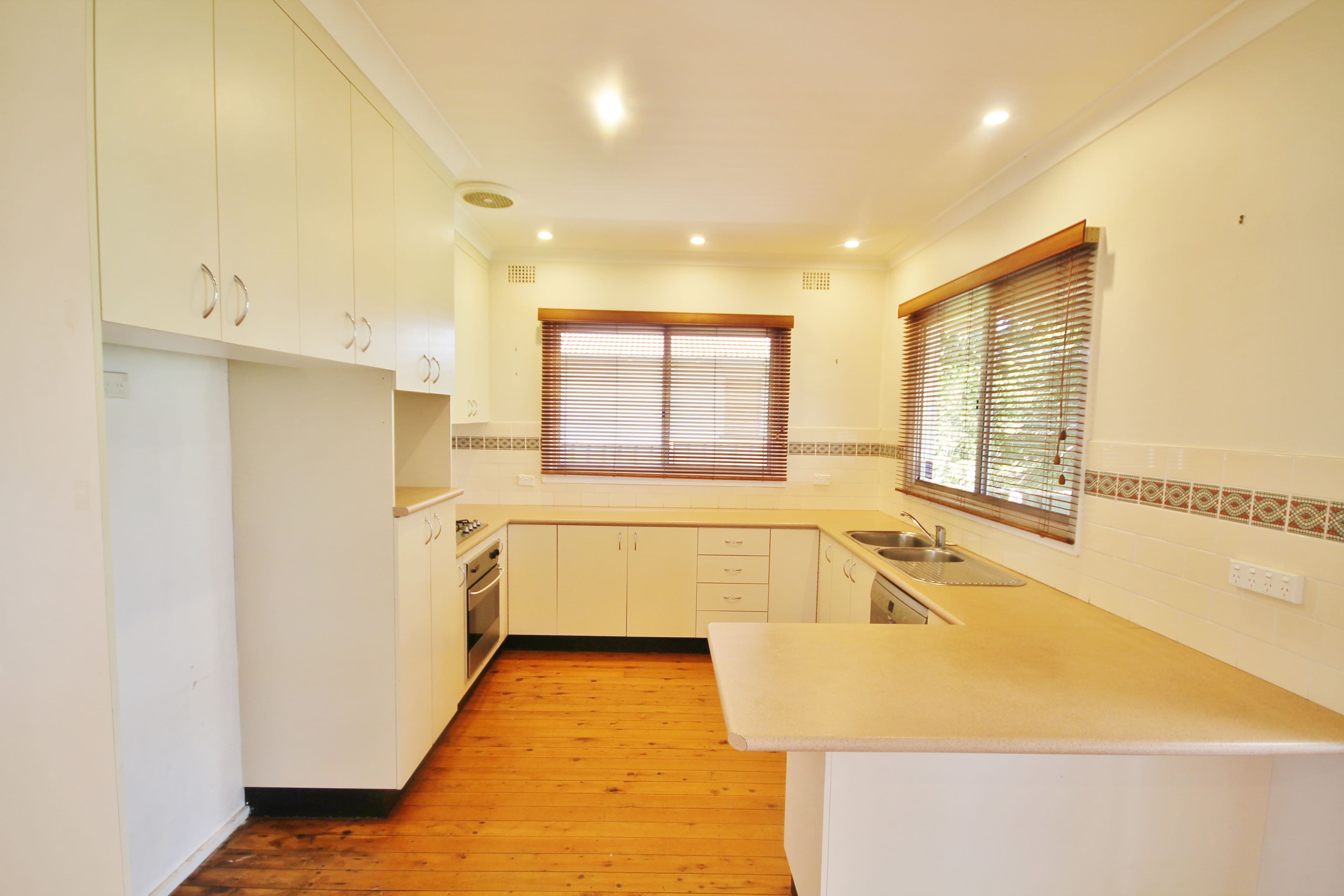 16 Karabah Avenue, Young - Thumbnail 3